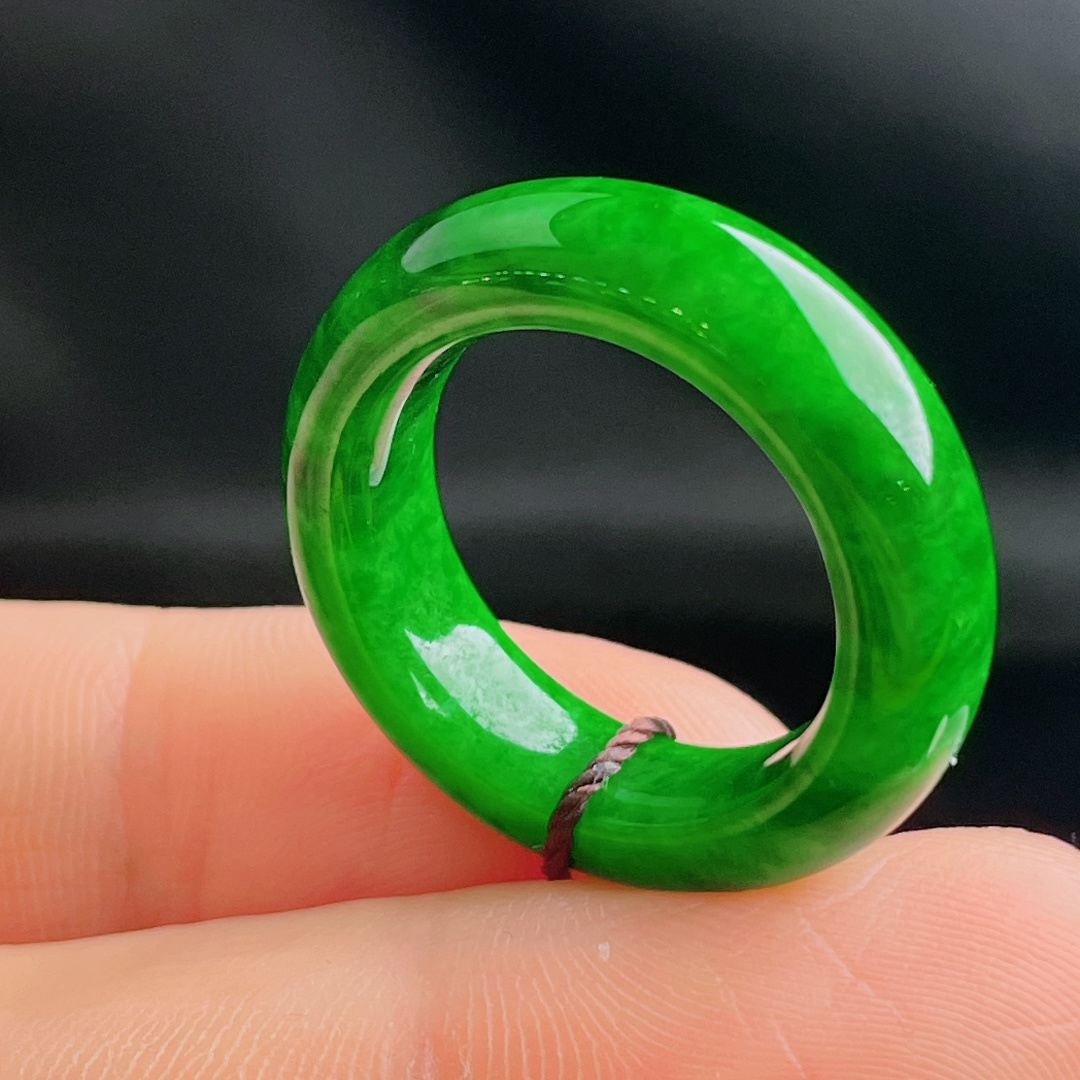 ️辣绿指环，老种起光，细底通透，尺寸：6.5/4.3圈口16mm1003