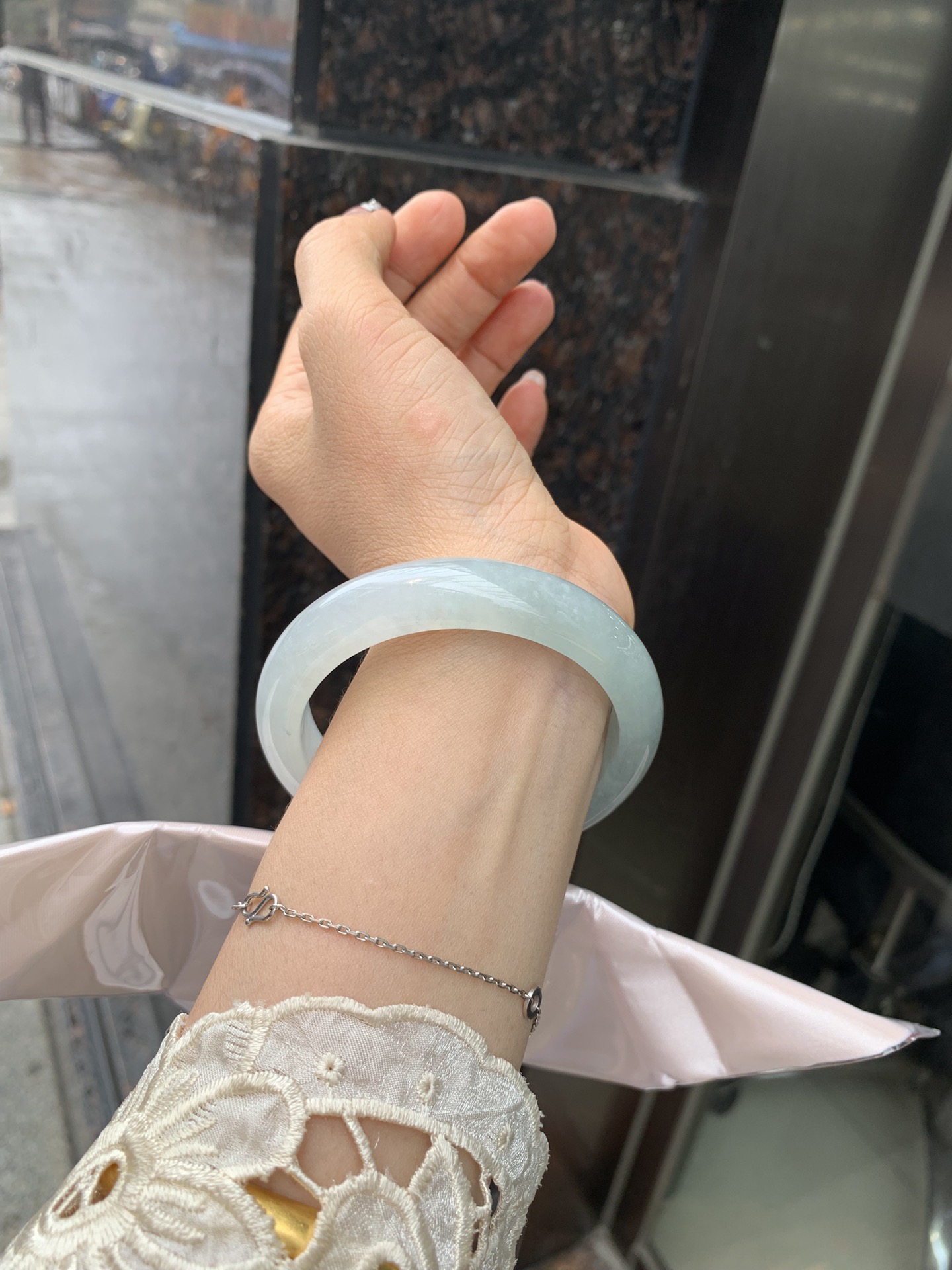 冰晴正圈 57.6-8.3-13 0330-2A83 打灯细纹棉絮，不影响，底妆水润细腻，满圈渐变淡雅晴绿，像初春嫩芽落入清泉，均匀柔和，抬眼就是一片宁静感