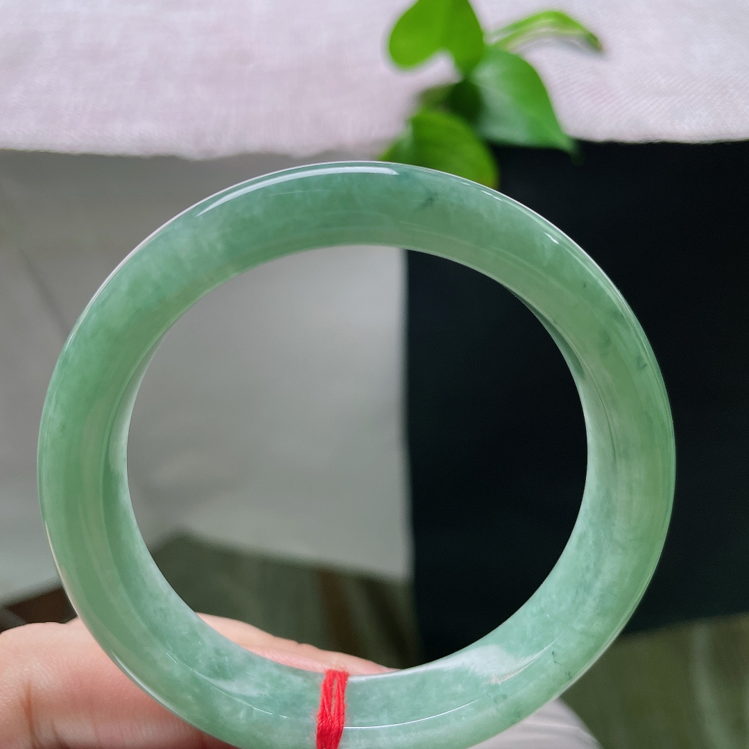 55/12/8.1，绿底正圈，晶体感，湖水柔绿蕴玉骨，静谧清宁藏于腕间。ss55757a。