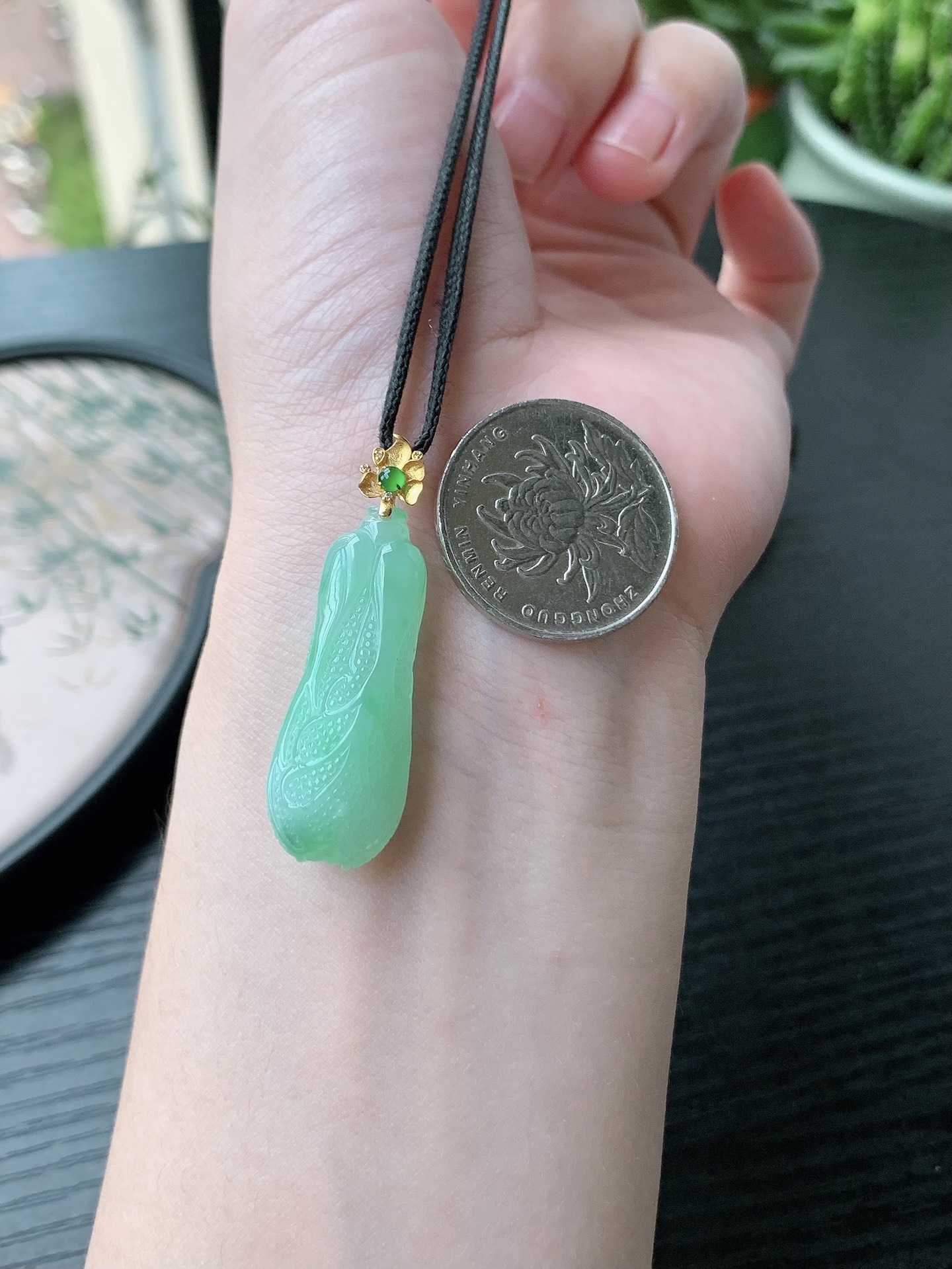 18k金镶嵌老坑冰种胶感飘绿白菜吊坠 裸石尺寸:34.3-13.1-8.9mm