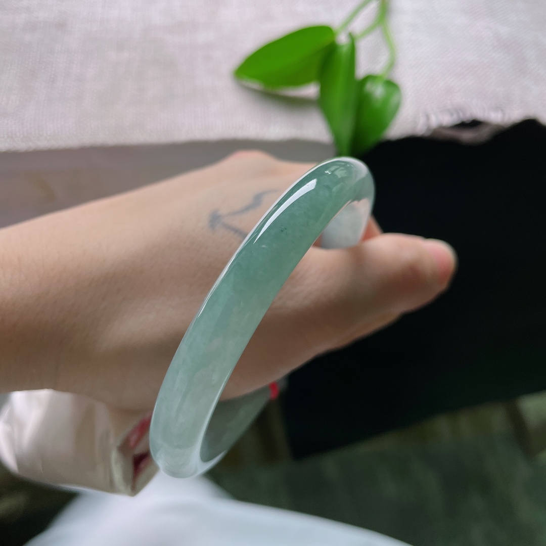 55/9.5，油青圆条，晶体纹，厚装圆条湖绿玉镯，种老细腻，清浅绿调素雅不张扬。ss59487a