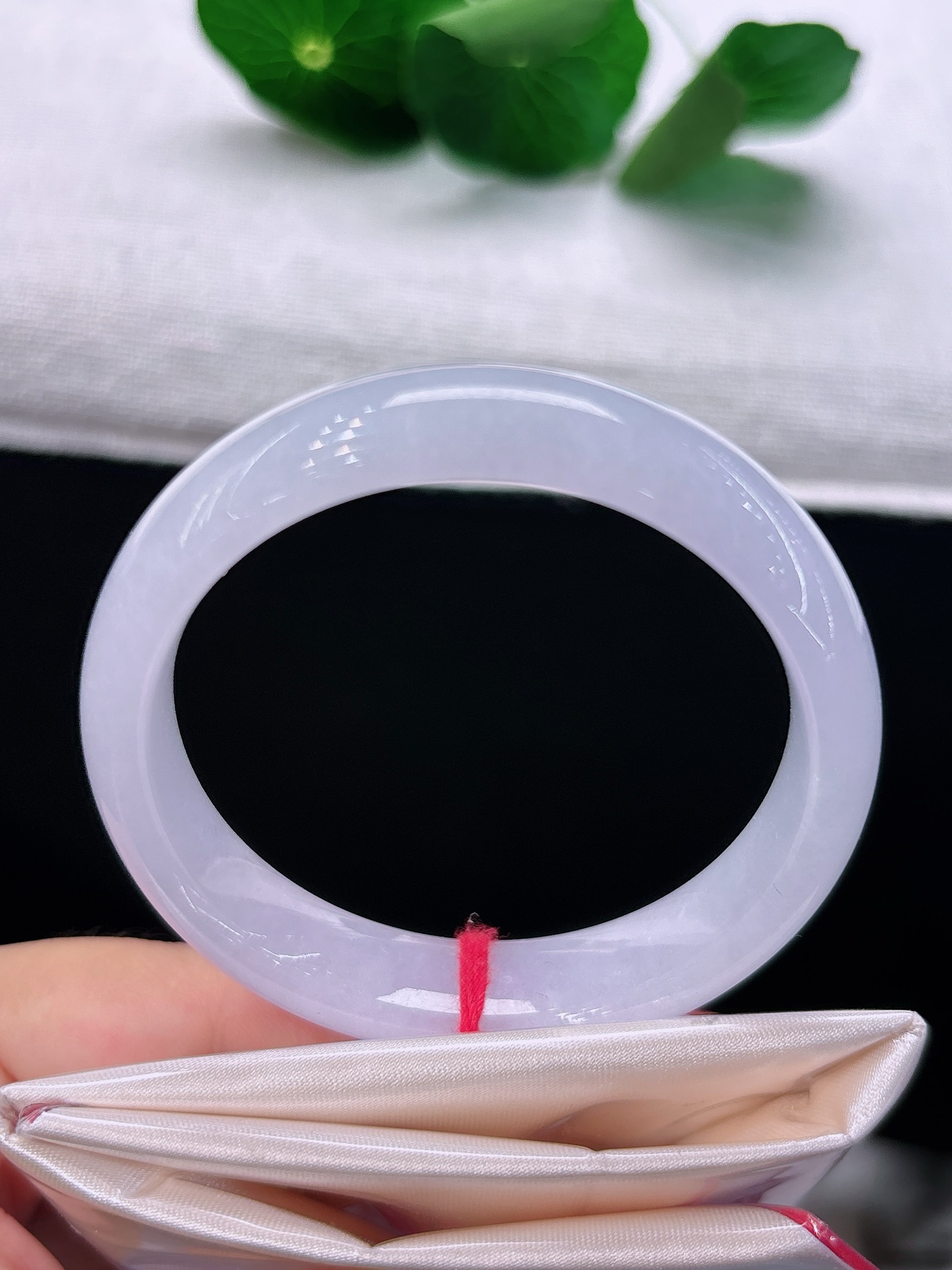 天然翡翠手镯，圈口50.6/12.2/7.2正圈淡紫柔雾为底，玉质莹润净透，似月下轻烟漫笼，朦胧温婉，无裂