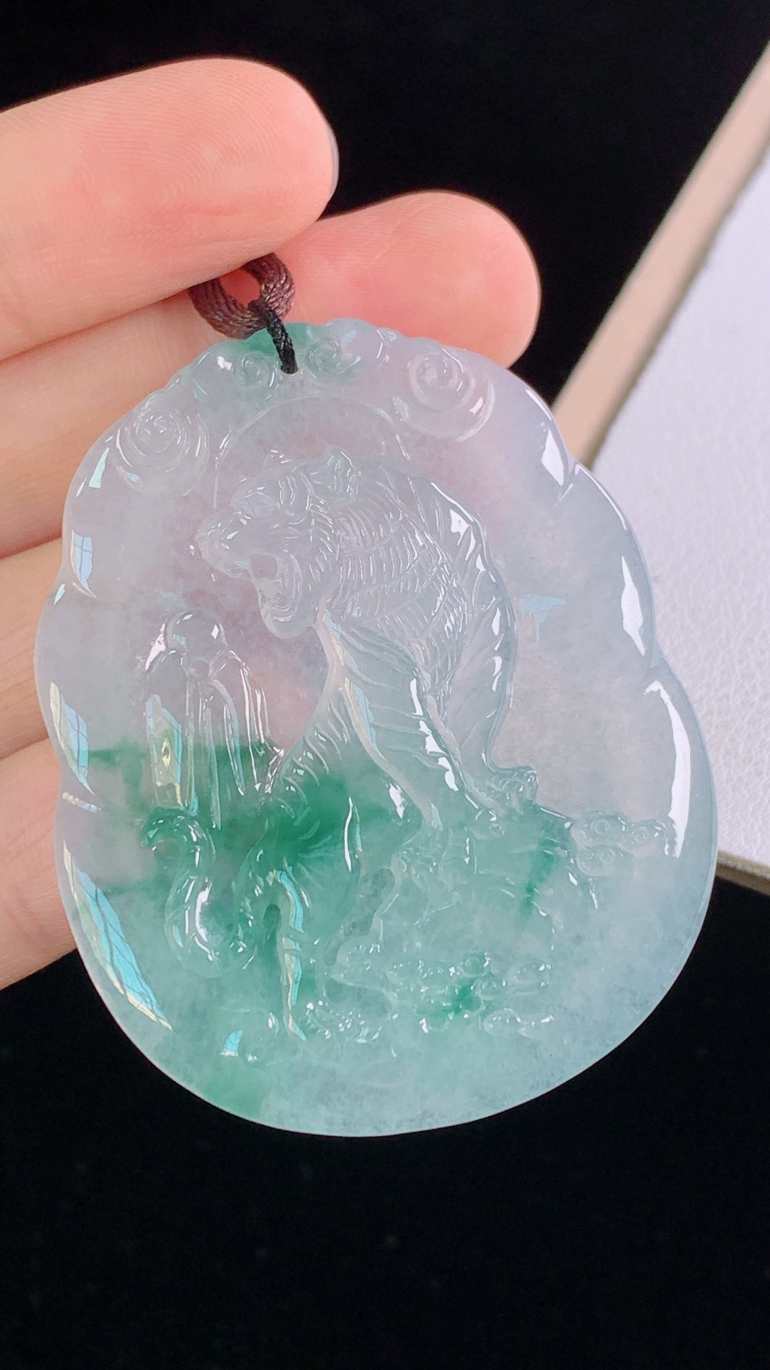 ️冰飘花虎牌 花色灵动，冰清玉洁，无裂 尺寸:49.6-40.4-5.5mm 29