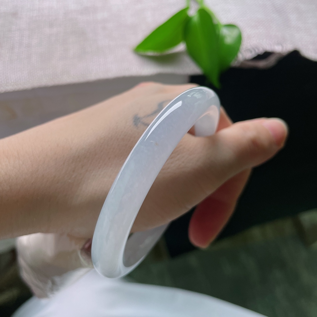 53.4/9.7，圆条，无裂，冰底莹润通透，玉色素净莹白，种质细腻，水头充足，盈盈柔光萦绕镯身，清冷素雅，气质清冷温柔。ss59624a