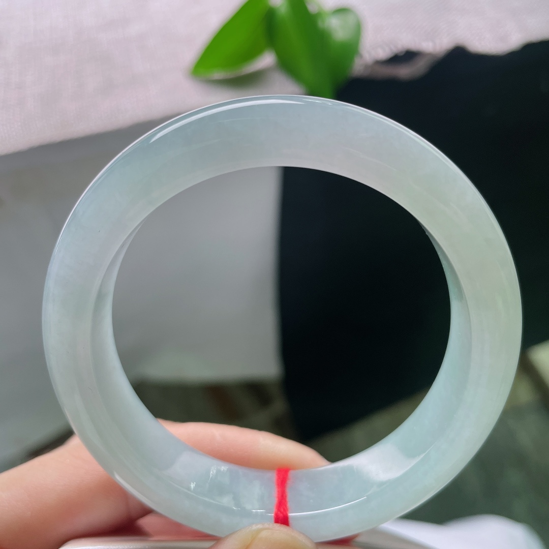 55.5/13/8.8，蓝底正圈，棉线，冰透莹润，种质细腻，水头充盈，自带温润柔光，色泽清新素雅，上手沉静温婉。ss59108a