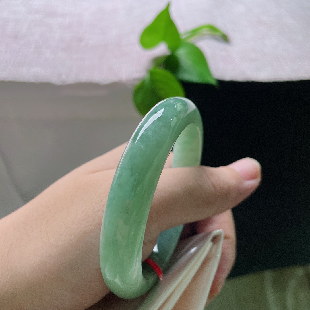 55/12/8.1，绿底正圈，晶体感，湖水柔绿蕴玉骨，静谧清宁藏于腕间。ss55757a。