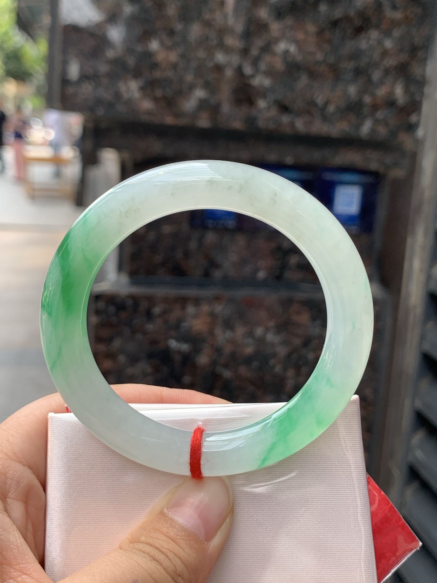 阳绿圆条 52-9.2-9.6 0421-N500 打灯纹裂，不扣，底妆水润，绿花点缀，镯色生香，腕间之美，水润中透着灵气，仙气缭绕，温婉可人，举手投足间皆是美好