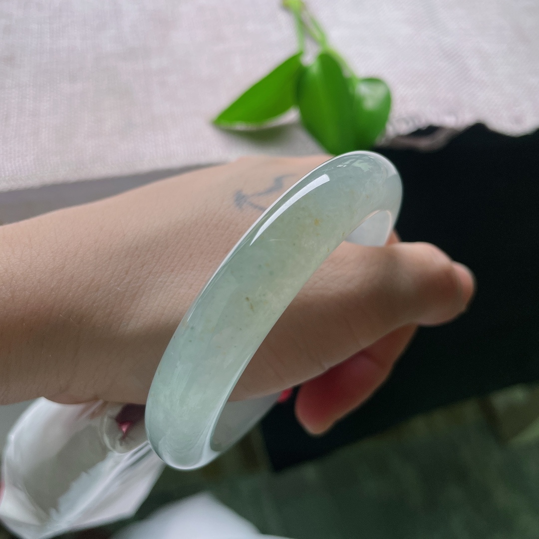 55.6/12.2/8.6，冰种正圈，棉线，飘黄翡，清透如水，带着柔和的胶感光泽，零星细碎的天然金点散落其间，不喧不闹，自带安静温柔的气质，ss59599a