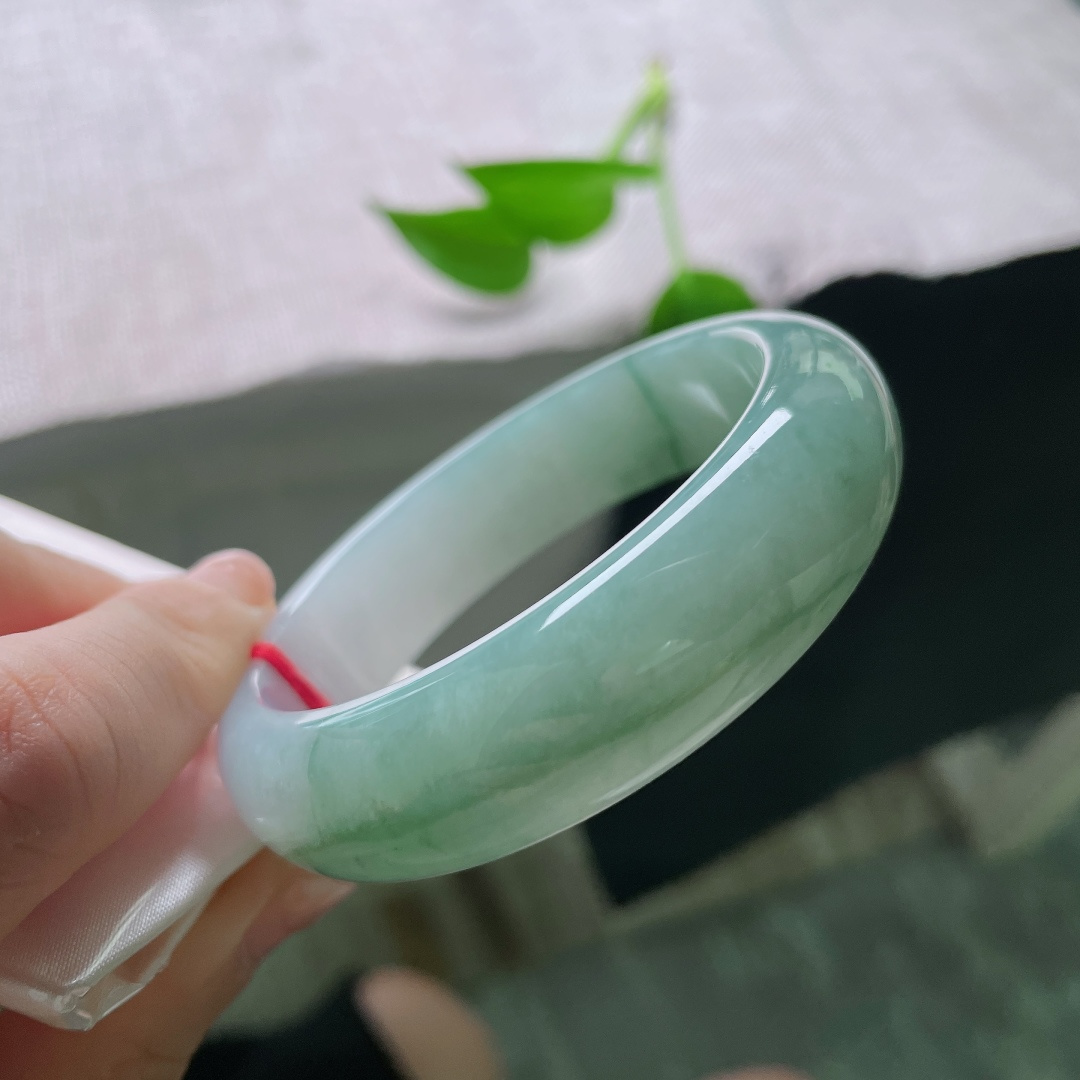 55.2/15.5/7.9，蓝底正圈，飘花点缀，上手温婉大气，宽版轮胎镯，无裂，ss59615a