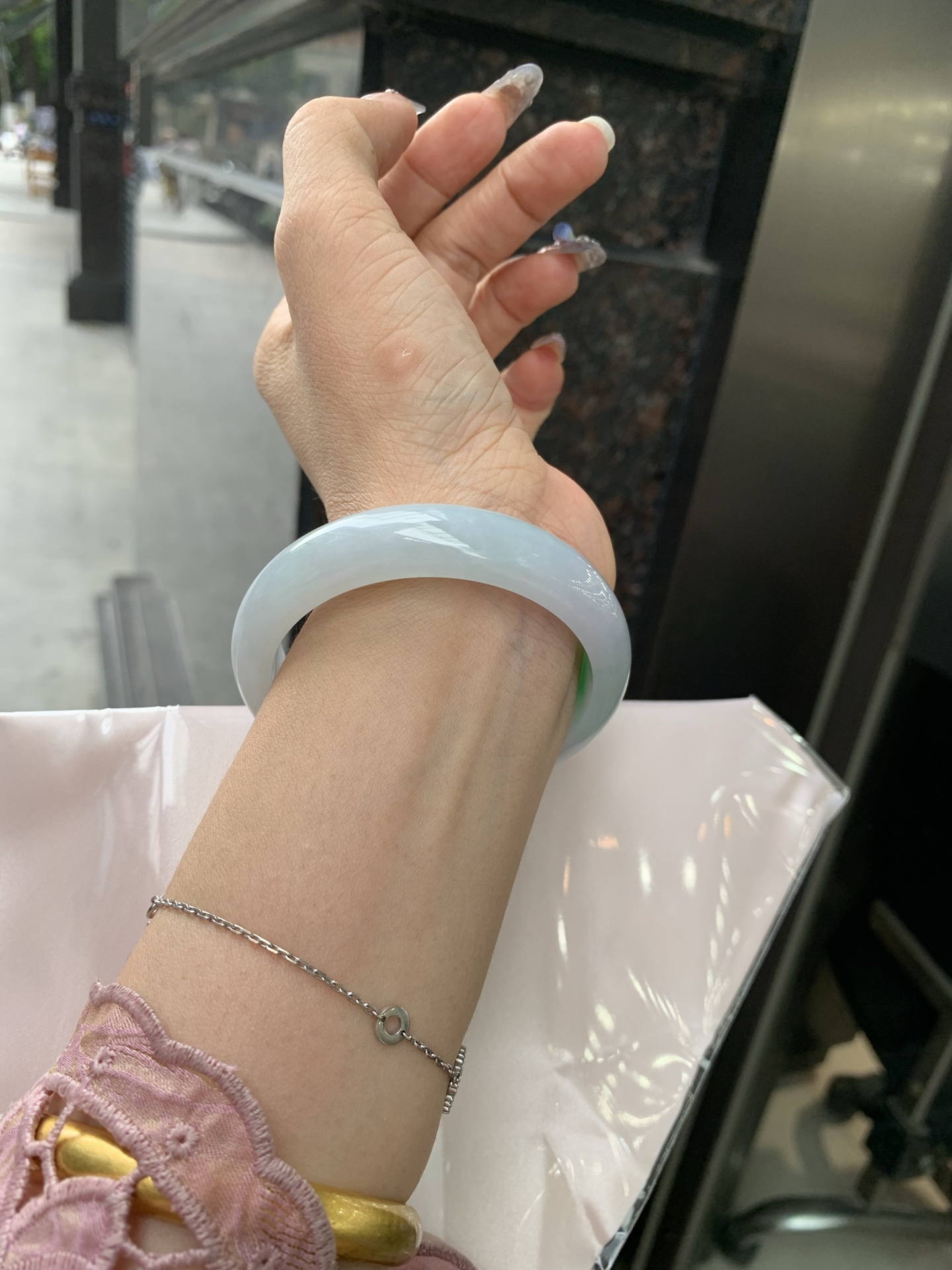 白底青正圈 55-7.1-12.9 0502-N614 打灯棉线，底妆水润，一抹阳绿花飘舞，清新动人，更显灵动，有生命力。