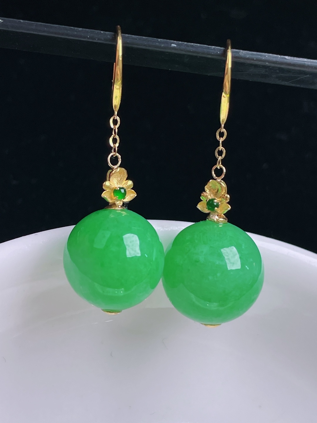️阳绿圆珠耳坠，18k镶嵌，老种起光，细底通透，尺寸：裸石12.7mm1003