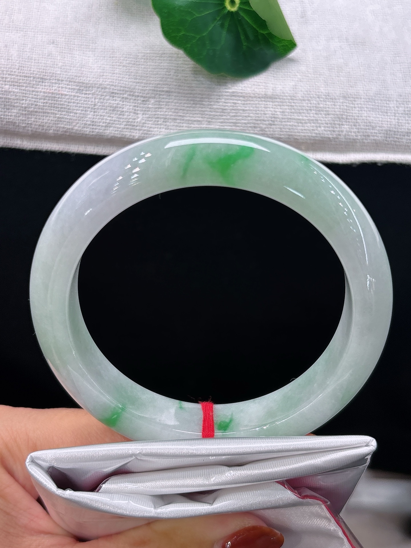 天然翡翠手镯，圈口61.2/13.3/9.6飘正阳绿，底质温润，翠色鲜妍灵动，点点翠韵落于镯间，尽显