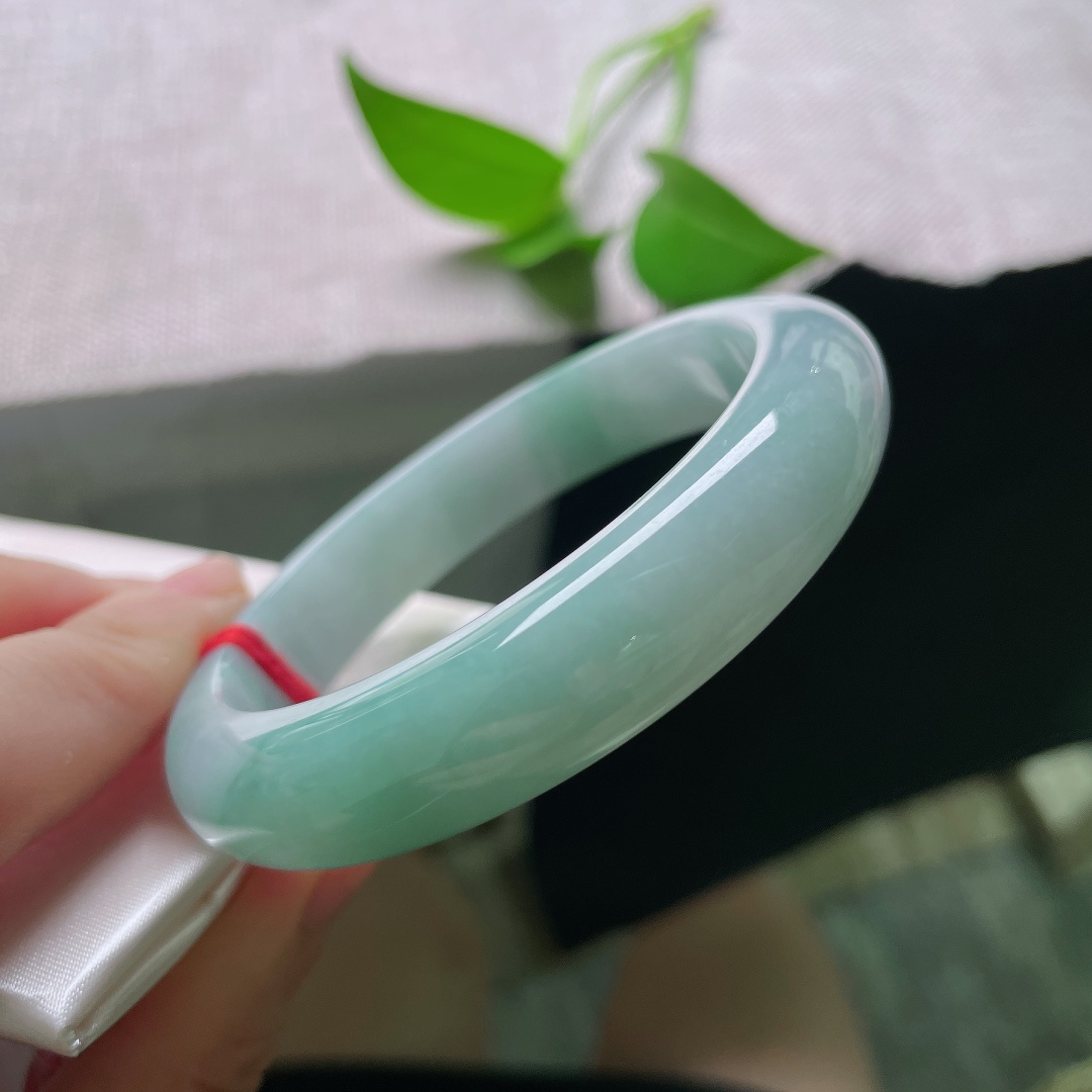 56.1/12.6/8.6，蓝底正圈，一点皮纹，腕间漾开浅浅湖光翠色，冰玉清润莹亮，色泽柔和不张扬，正圈镯演绎温婉含蓄古典之美。ss59284a