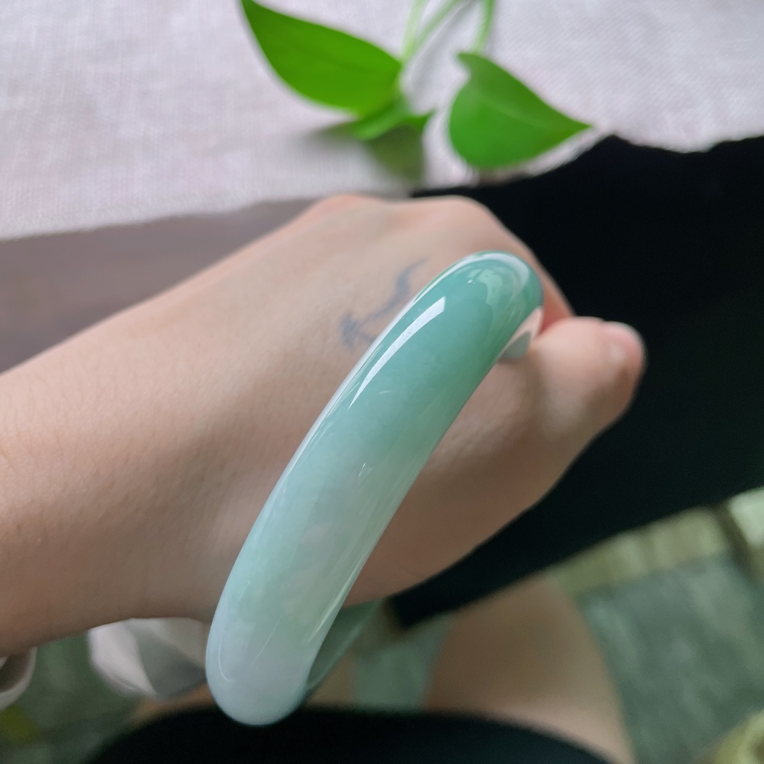 56.1/12.6/8.6，蓝底正圈，一点皮纹，腕间漾开浅浅湖光翠色，冰玉清润莹亮，色泽柔和不张扬，正圈镯演绎温婉含蓄古典之美。ss59284a
