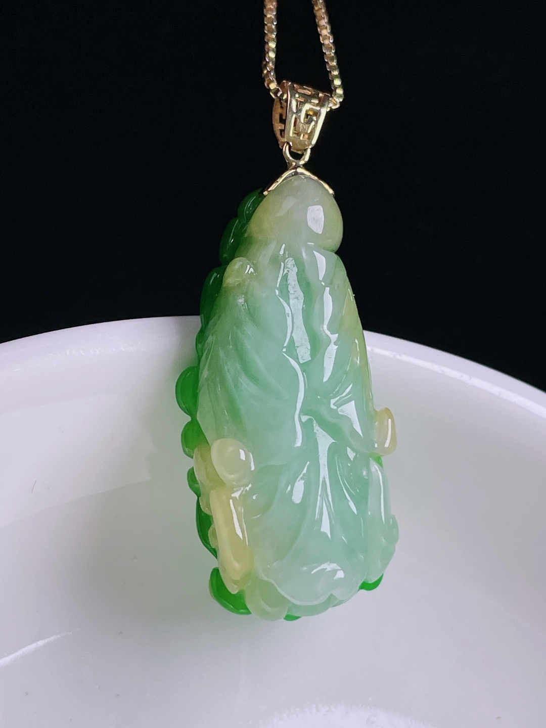 ️辣绿百财白菜，18k镶嵌，老种起光，细底通透，尺寸：38裸石31.3/159mm1003
