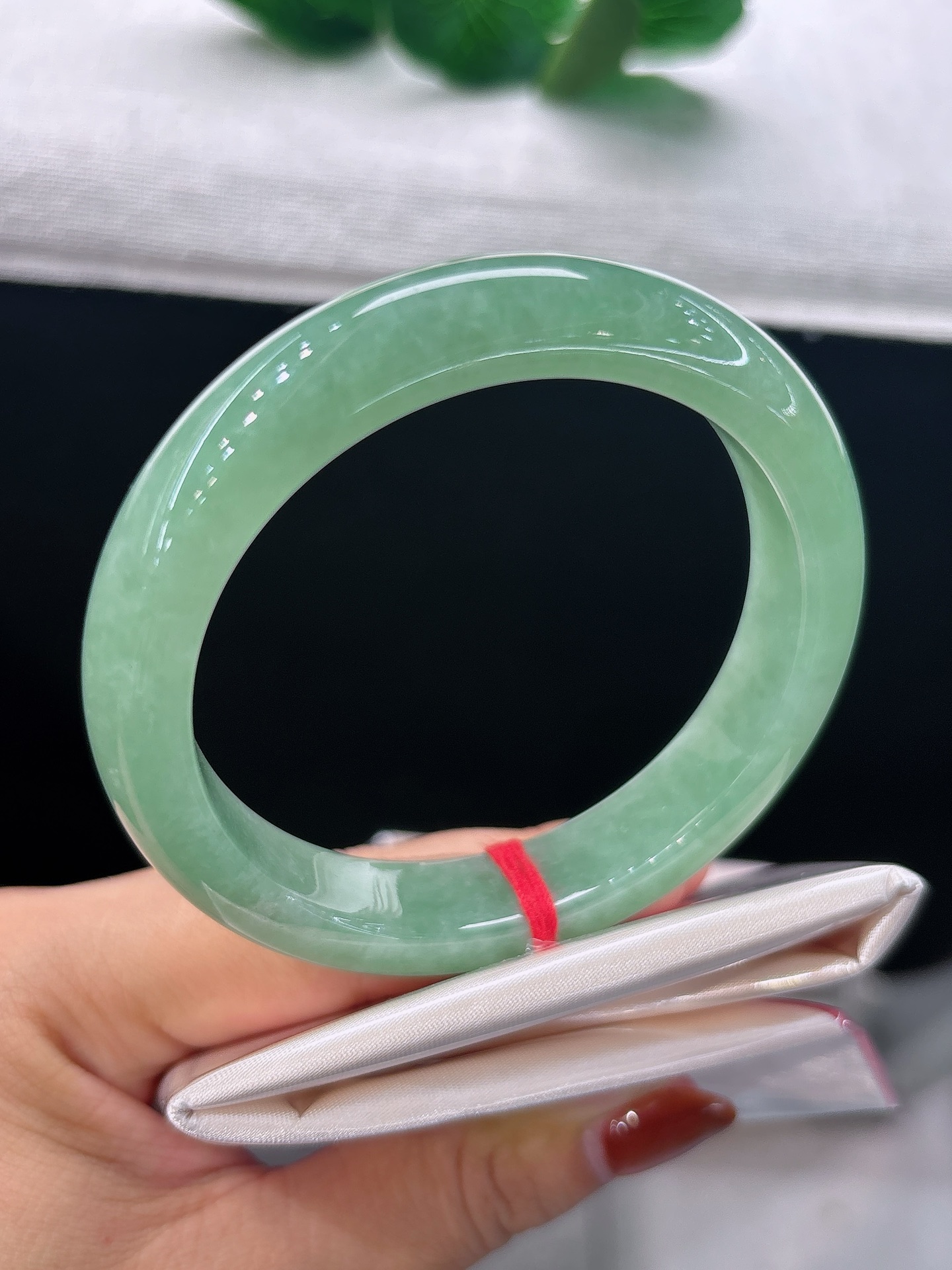 天然翡翠手镯，圈口56.2/12/8.7，正圈满圈晴绿温润，水头盈盈，恍若山间一汪翠泉，雅致动人，无裂