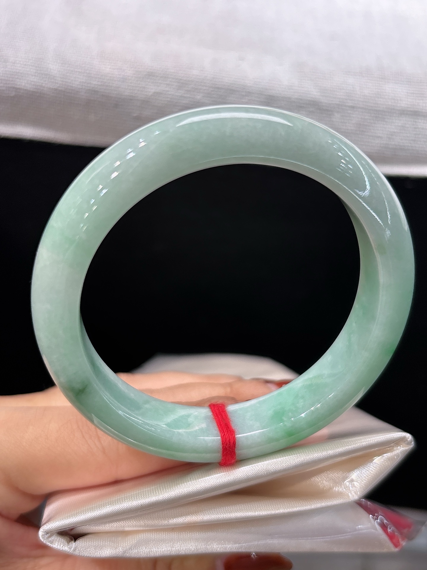 天然翡翠手镯，圈口54/12.2/8，豆绿底缀鲜阳翠，似春风染碧叶，灵气悠然，微纹