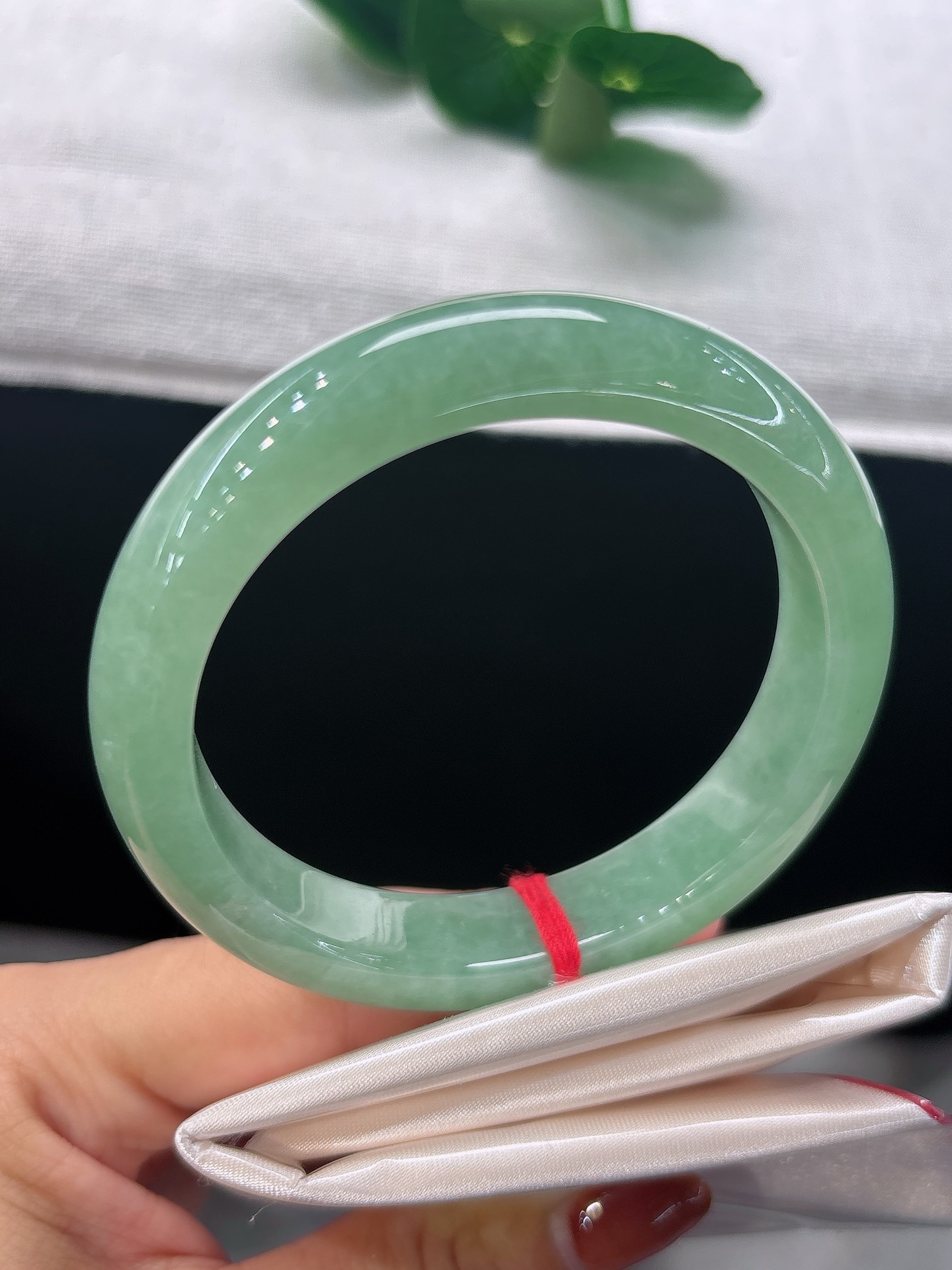 天然翡翠手镯，圈口56.2/12/8.7，正圈满圈晴绿温润，水头盈盈，恍若山间一汪翠泉，雅致动人，无裂