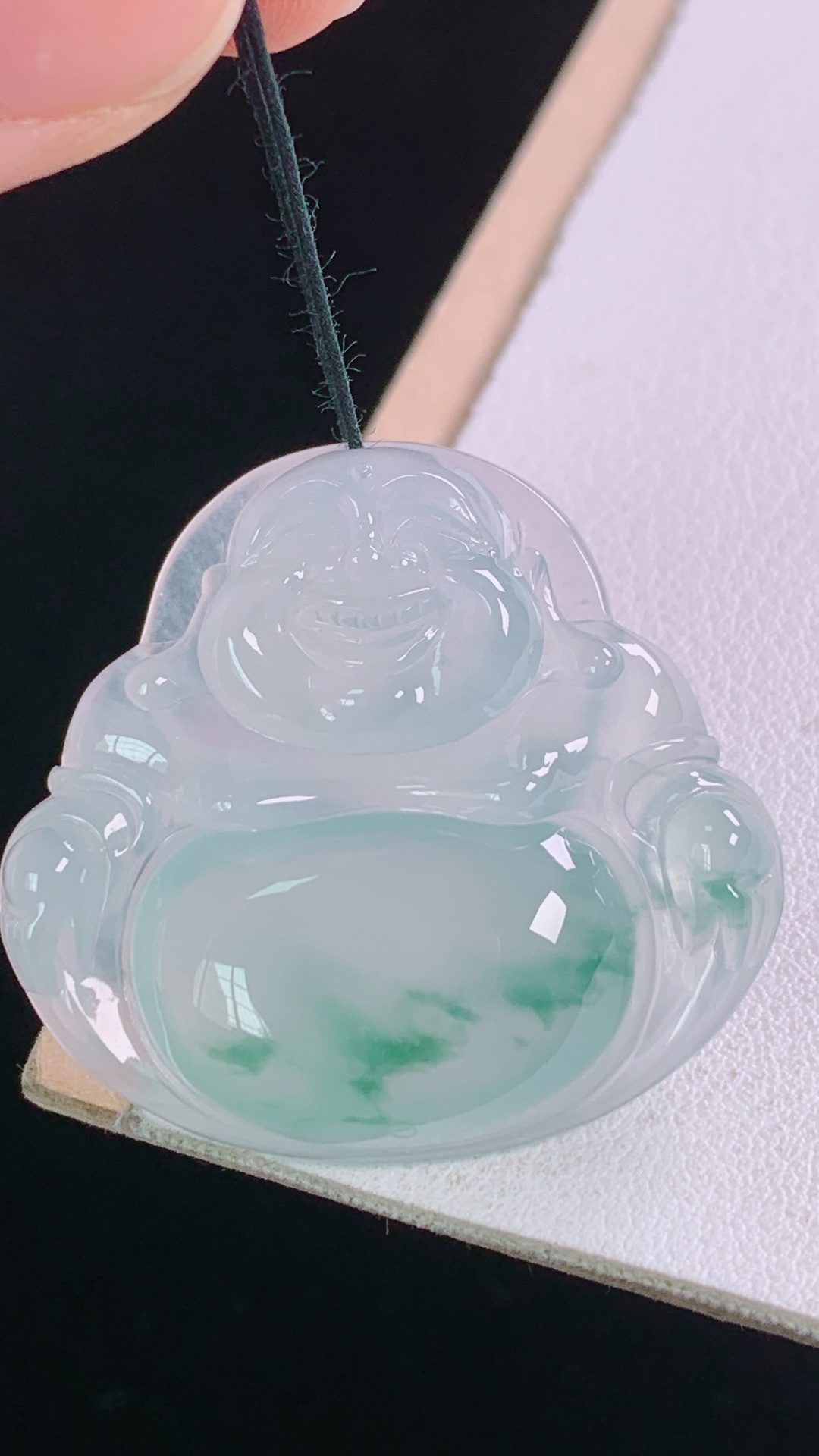 ️高品质，冰种飘花佛公，花色灵动，水润清爽，无裂，尺寸:32.1-34.7-6.3mm 29