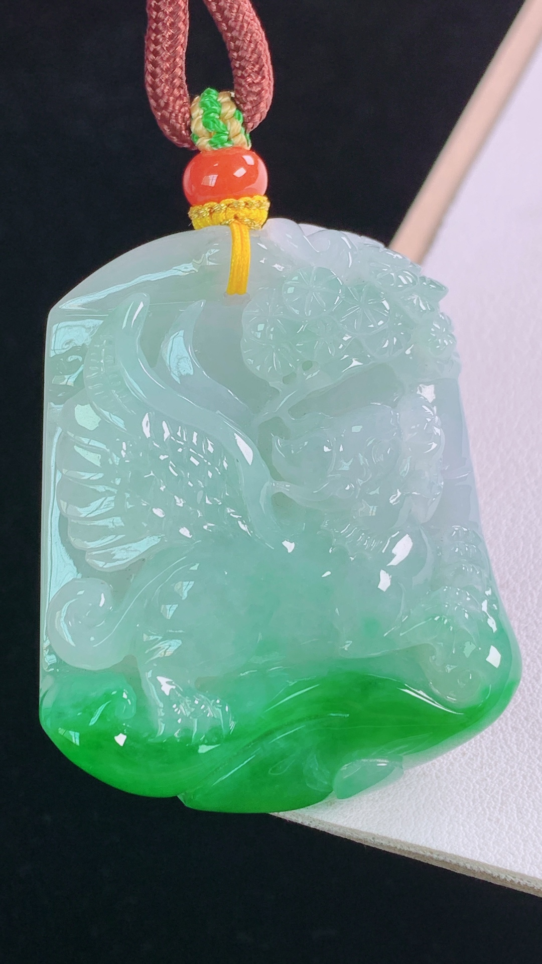 ️冰飘绿飞天貔貅 翠色明艳，雕工精湛，无裂 尺寸:52.0-41.7-11.6mm 2