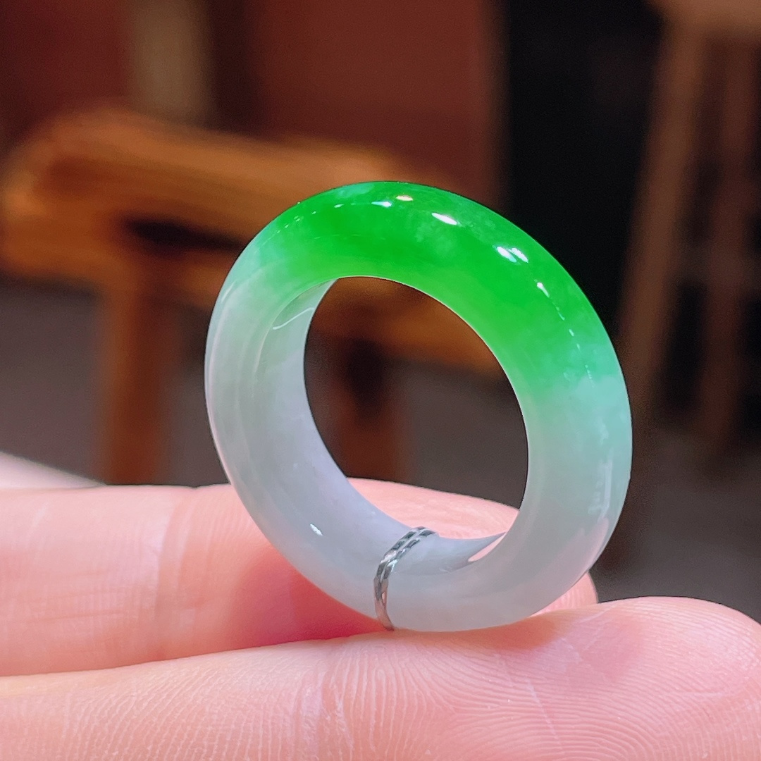 辣绿指环戒圈，老种起光，细底通透，尺寸：6.3/4.3圈口15mm1003