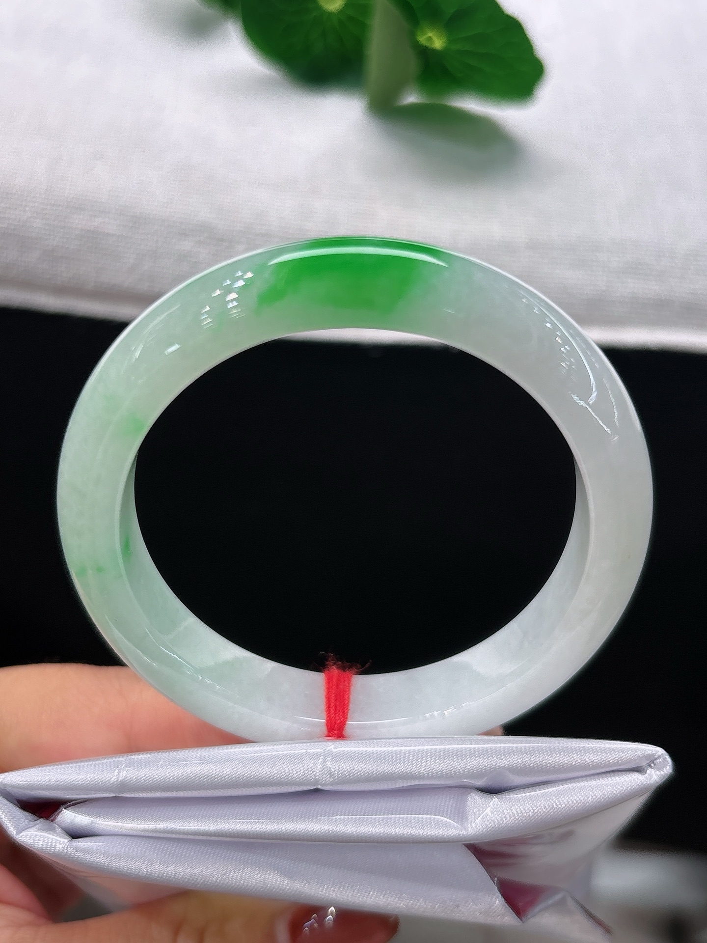 天然翡翠手镯，圈口53/10.6/8.2，正圈素白底缀一抹艳绿，恰似翠影落雪，温润明艳，雅致动人，无
