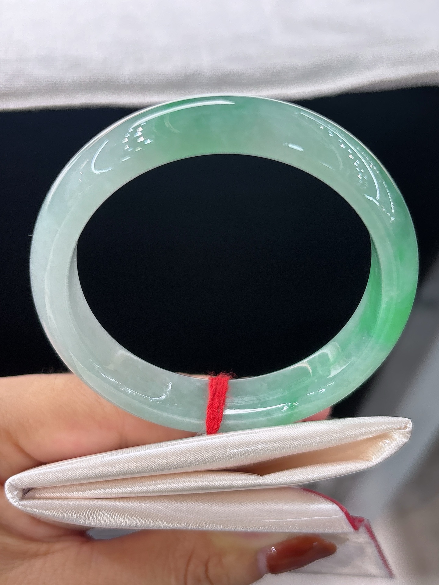天然翡翠手镯，圈口53.7/10.4/7.6半段翠色悠然晕染，绿如春江染碧，温婉又富有灵动气韵，微纹