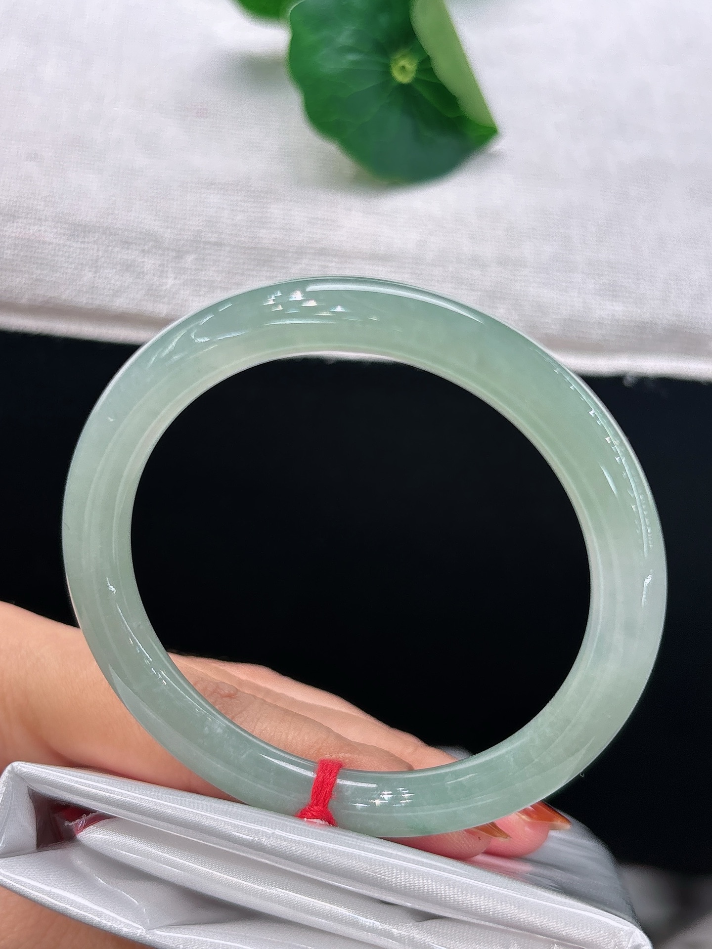 天然翡翠手镯，圈口53.5/7，冰润油青，似一汪静水，一抹翠丝点缀其间，简约素雅，沉静耐看，无裂