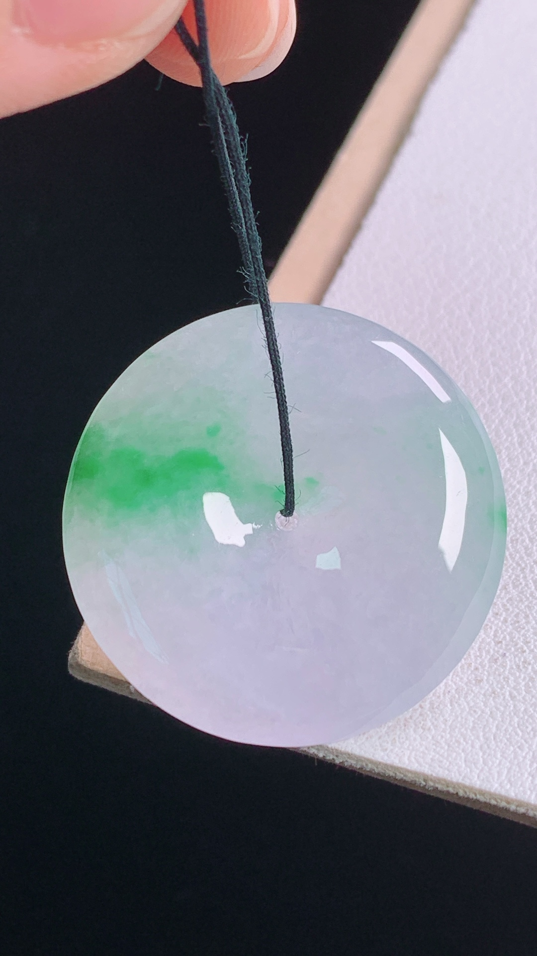 春彩平安扣 色彩丰富，胶感荧光，无裂，尺寸:29.0-5.3mm 29