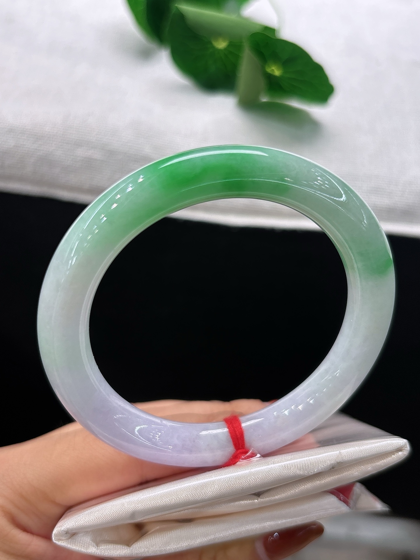 天然翡翠手镯，圈口55.5/10.1，圆条紫底揽翠色，如晓雾衔春茵，双色相映，古典曼妙