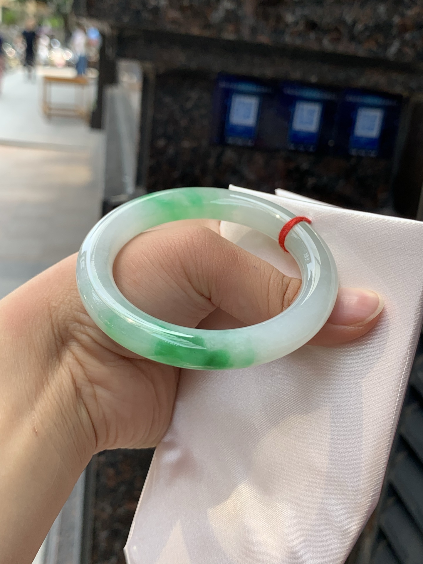 阳绿圆条 52-9.2-9.6 0421-N500 打灯纹裂，不扣，底妆水润，绿花点缀，镯色生香，腕间之美，水润中透着灵气，仙气缭绕，温婉可人，举手投足间皆是美好