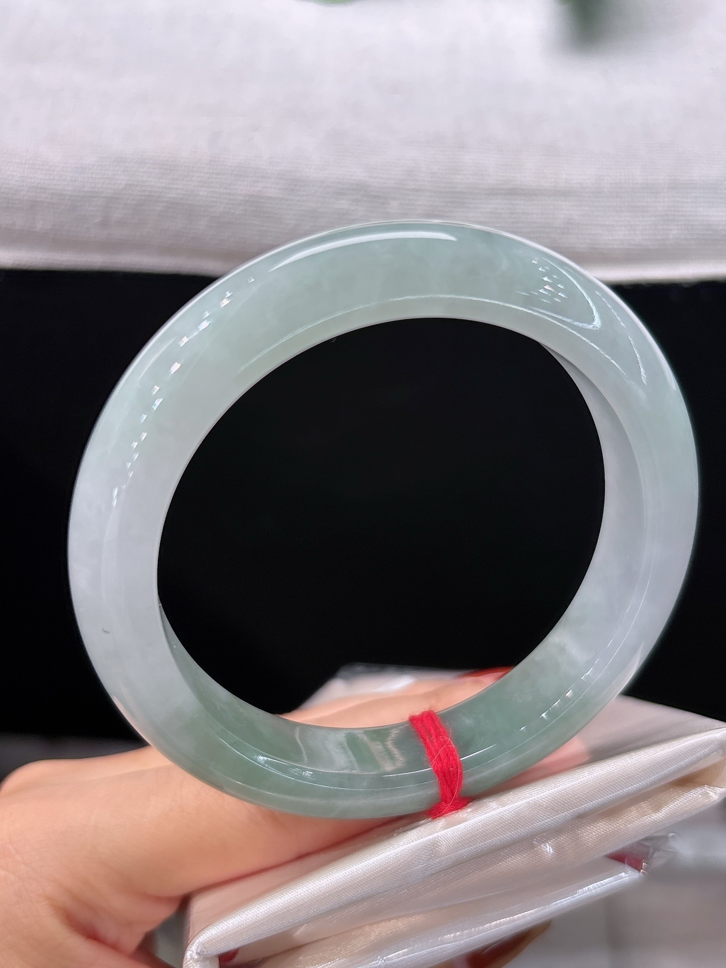 天然翡翠手镯，圈口58.5/12.4/9.6，正圈半山水，如山间敛薄雾，莹润清和，气韵恬淡安然，无裂