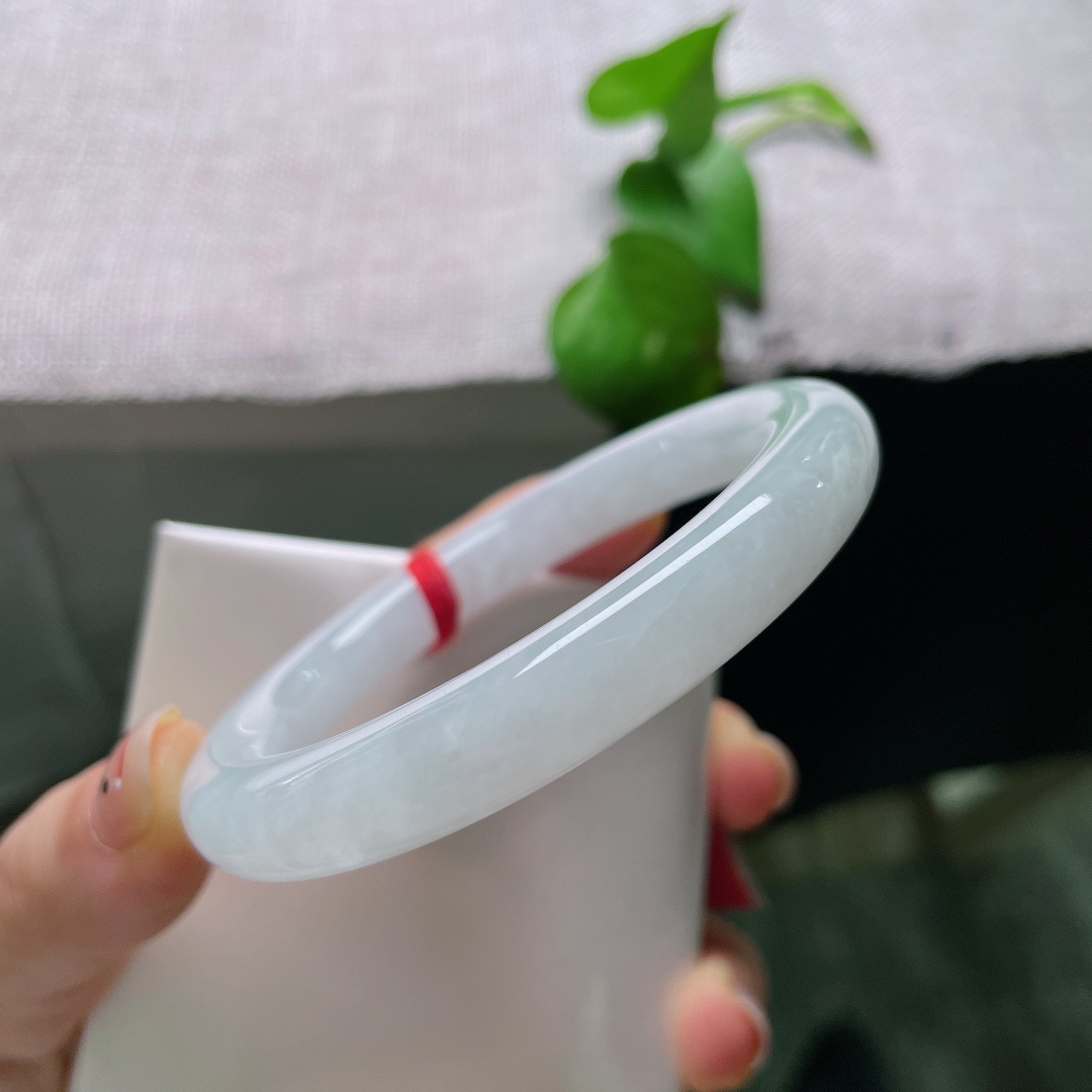 55.1/9.6，白月光圆条，皮纹，冰润白糯美人条玉镯，素净清透，细镯衬得手腕纤细温婉。ss57399a