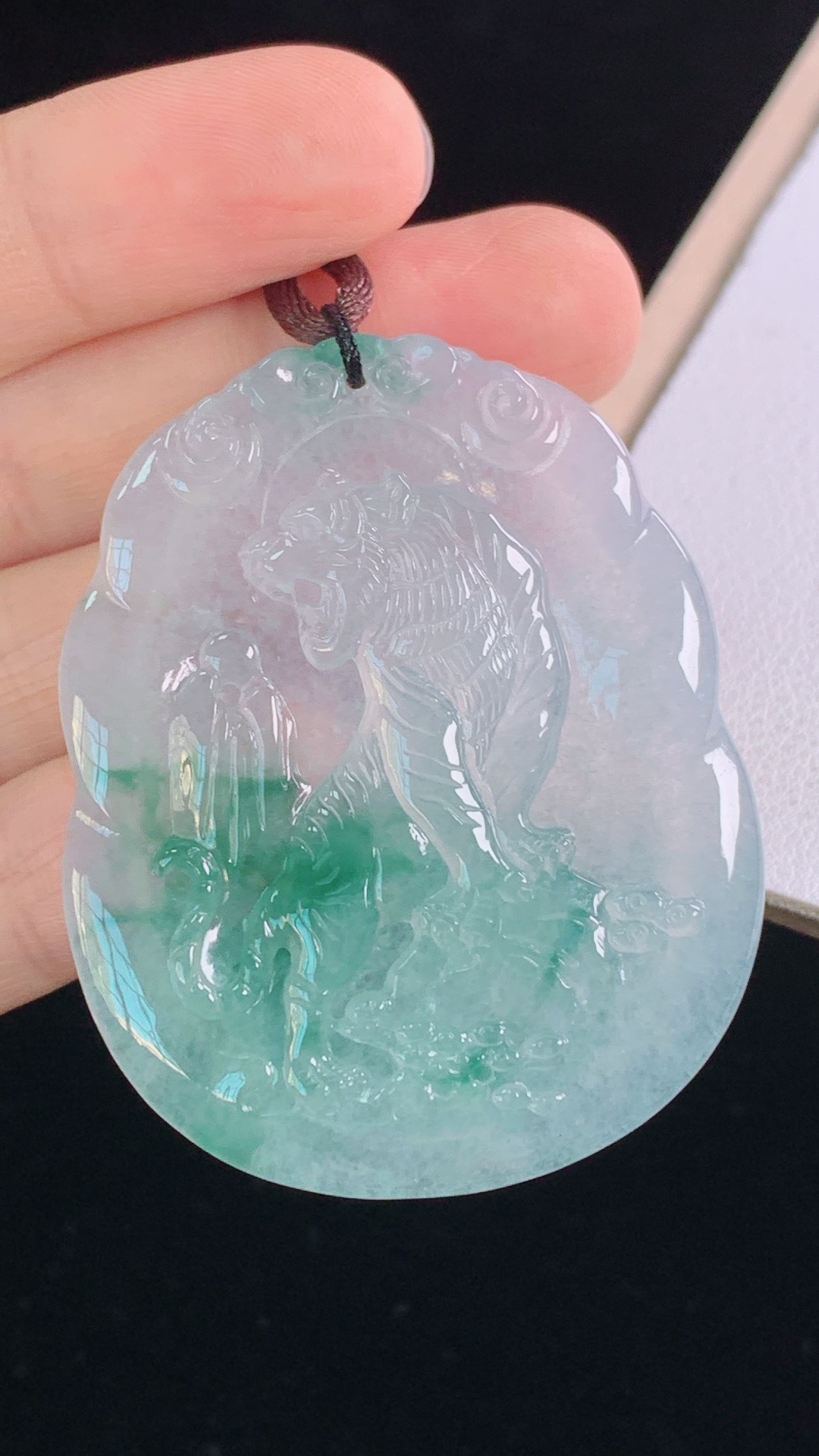 ️冰飘花虎牌 花色灵动，冰清玉洁，无裂 尺寸:49.6-40.4-5.5mm 29
