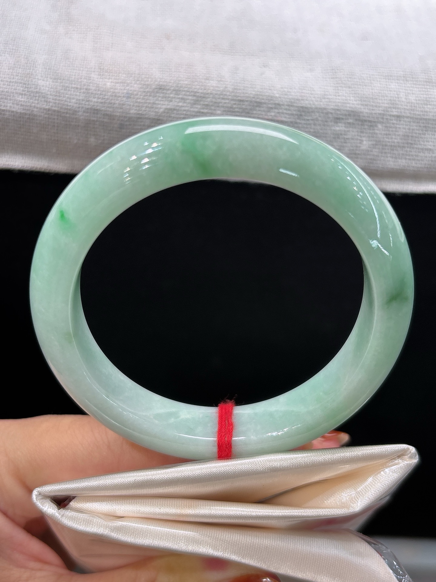 天然翡翠手镯，圈口54/12.2/8，豆绿底缀鲜阳翠，似春风染碧叶，灵气悠然，微纹