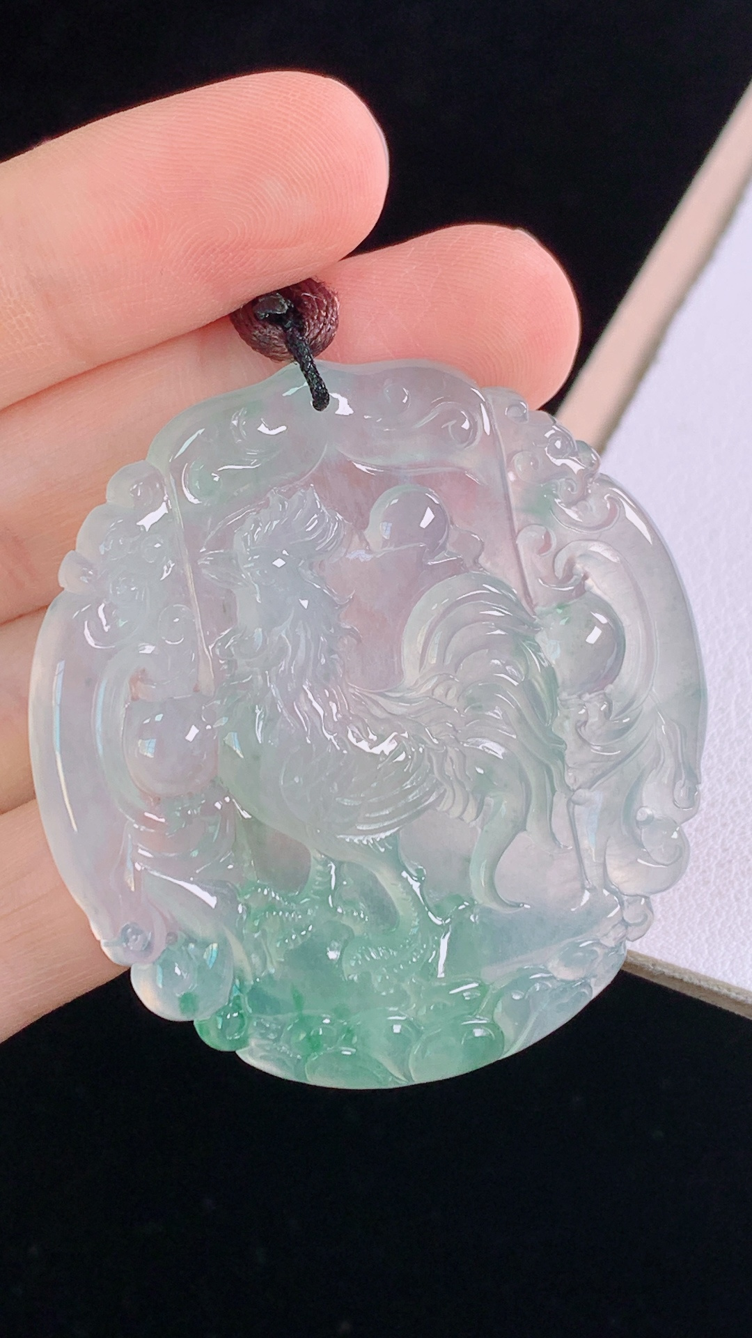 ️冰种飘花生肖鸡，花色灵动，冰晶玉洁，无裂，尺寸:47.1-44.1-5.0mm 29