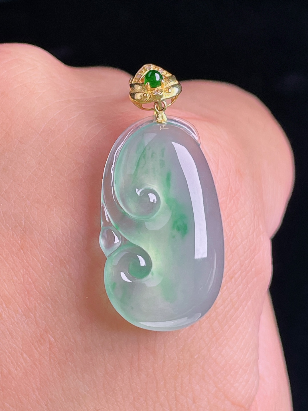 冰绿如意，18k镶嵌，老种起光，细底通透，尺寸：33.4裸石25.7/15/5.9mm1003