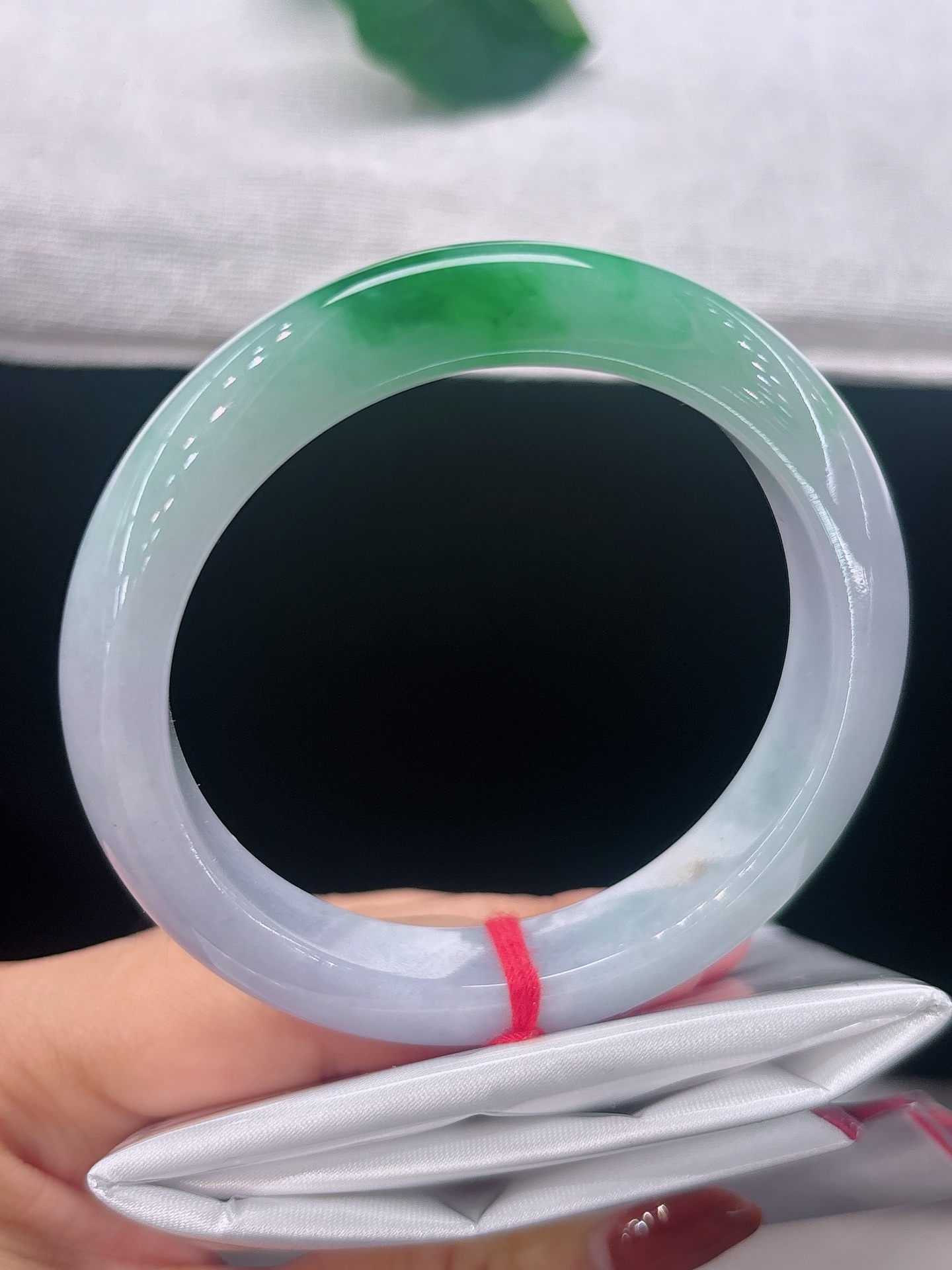 天然翡翠手镯，圈口55/11.1/8.8，带色阳绿，如碧色流云落于镯上，一绿一素相映，明艳雅致，韵味悠长，无裂