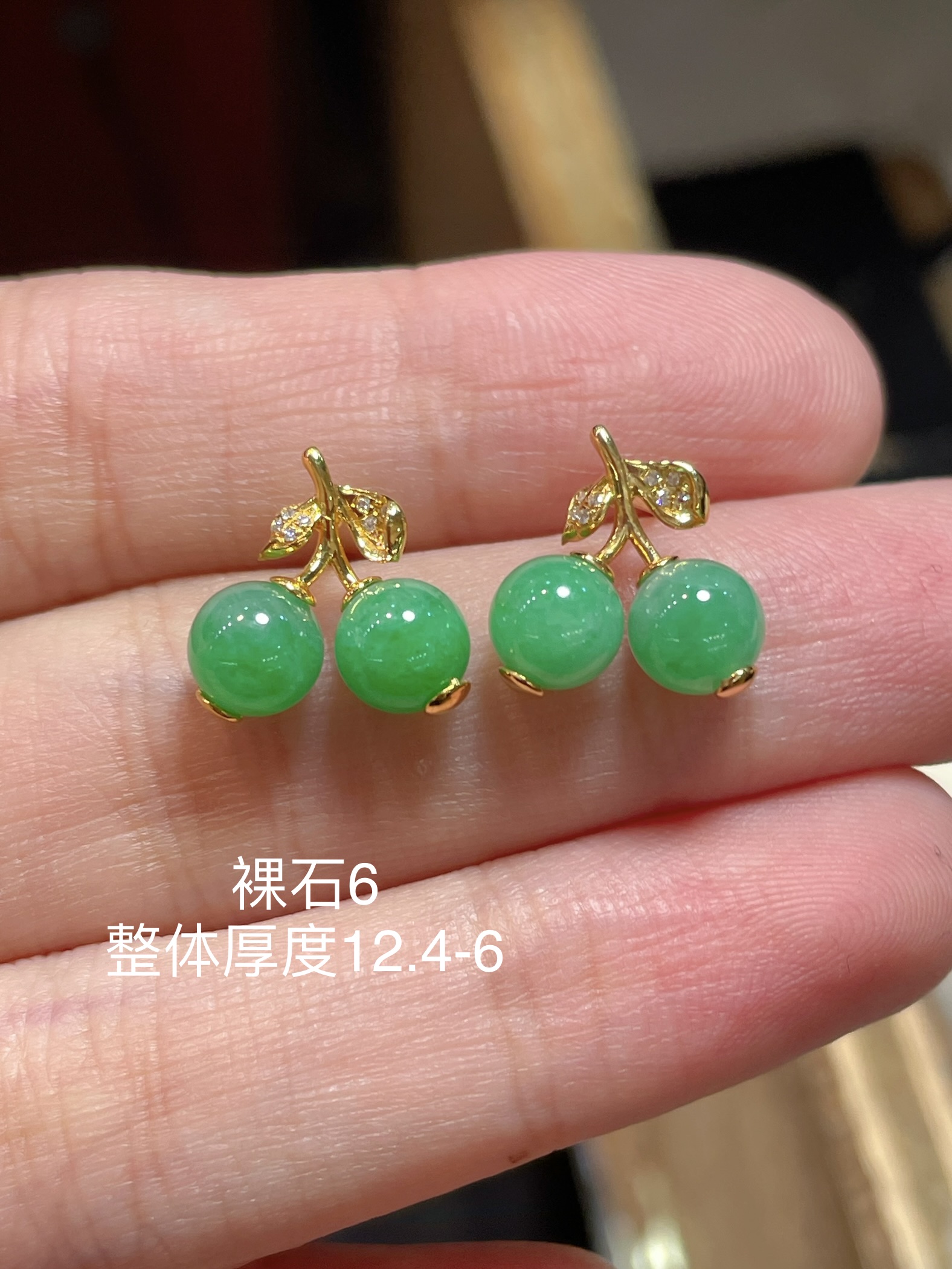 ️ ️性比高 翡翠圆珠耳钉，阳绿色，有种水 18K镶嵌，款式时尚高贵 刚性十足，12.4-6