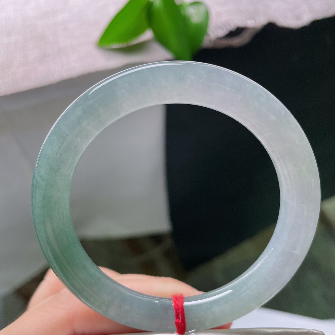 55/8.9，油青圆条，色线，冰感十足湖绿圆镯，色泽柔和均匀，种质细腻水头饱满。ss59483a