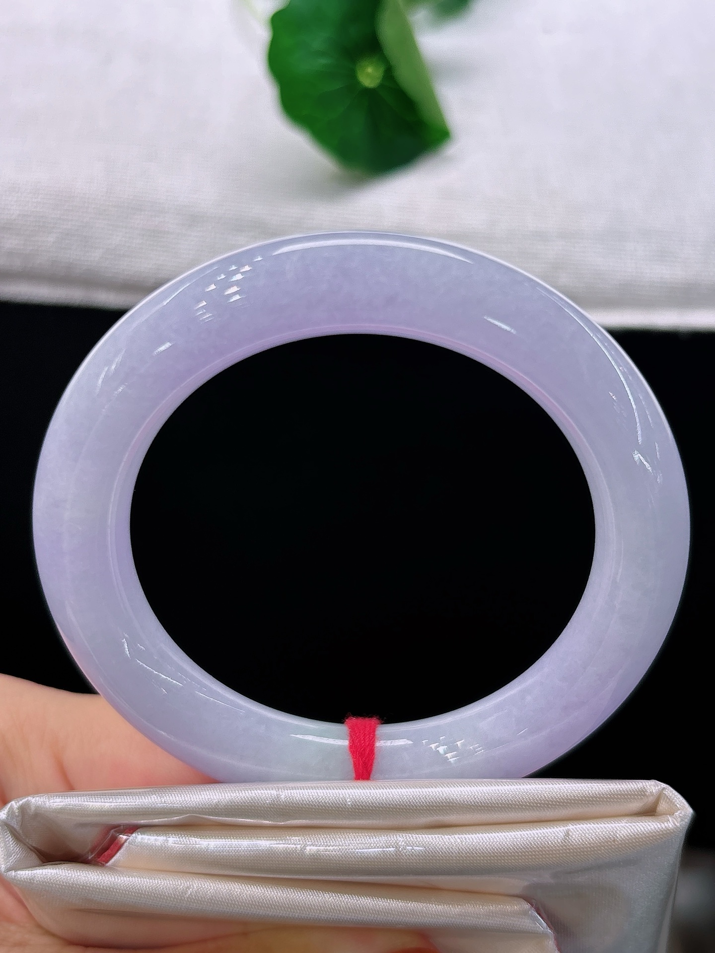天然翡翠手镯，圈口53.8/10.4，圆条柔紫满盈，似暮烟染就云霞，玉质莹润匀净，尽显优雅风范，无裂