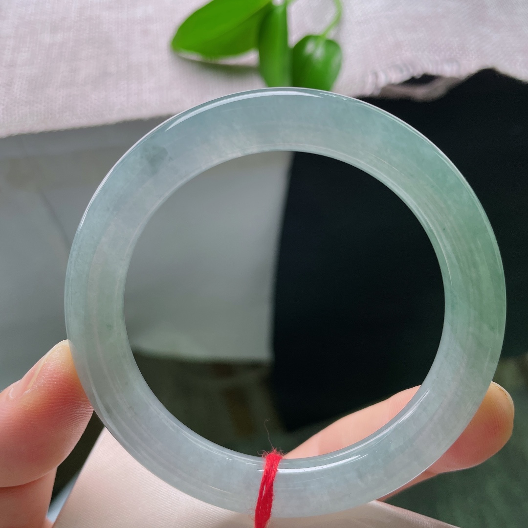 55/9.5，油青圆条，晶体纹，厚装圆条湖绿玉镯，种老细腻，清浅绿调素雅不张扬。ss59487a