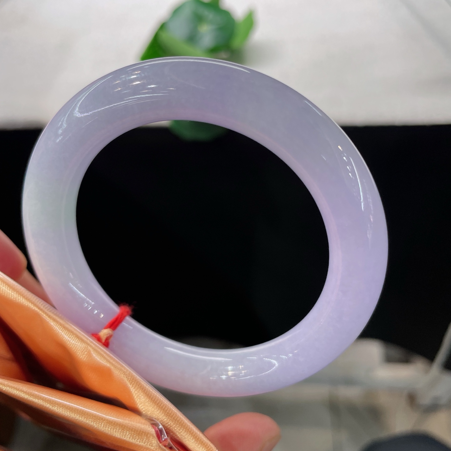 天然翡翠手镯 圈口53.8/10.3，圆条，正圈54/55可戴，雍容华贵，质地细腻。无裂。