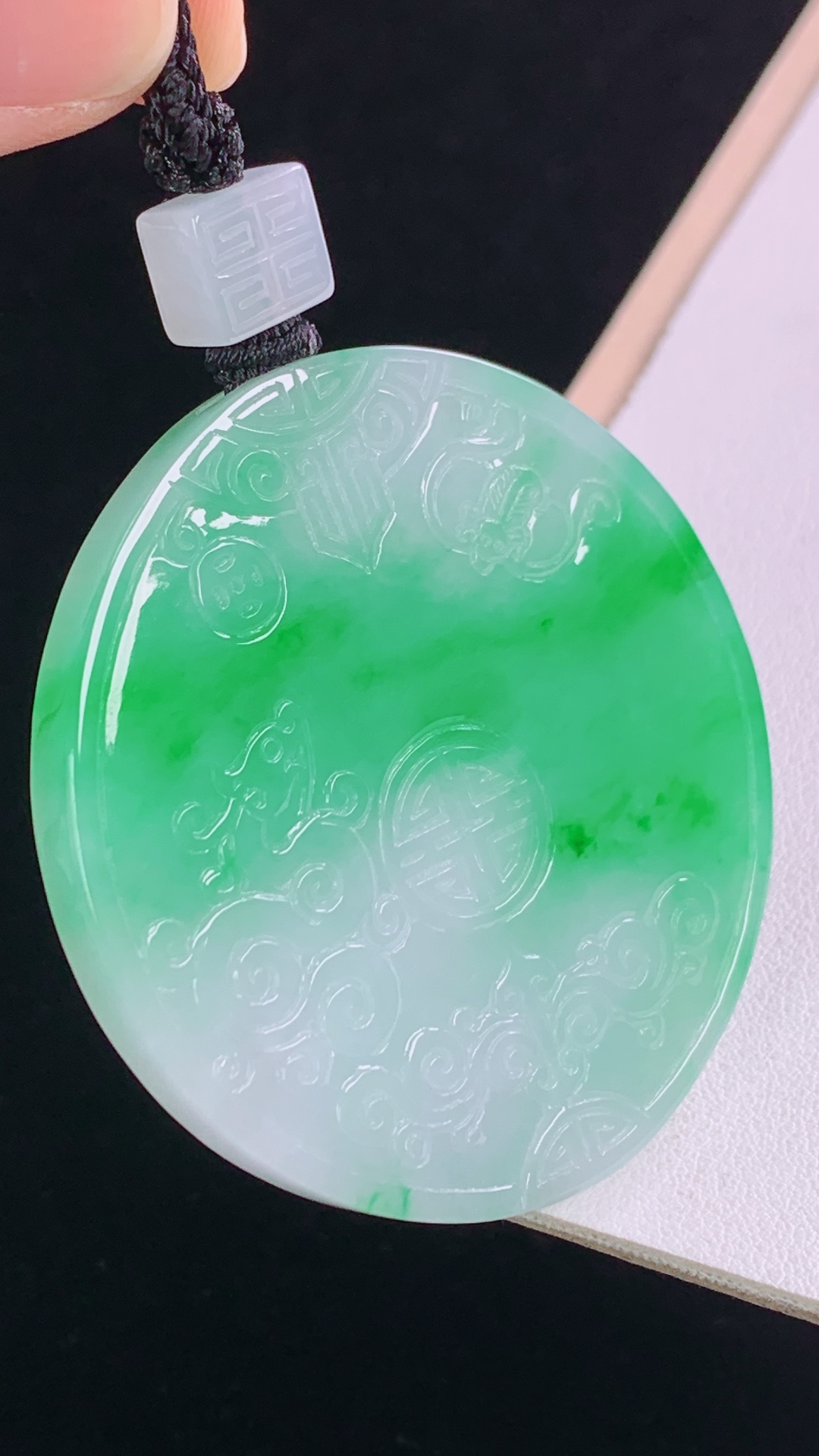 ️冰飘绿仿古牌 翠色明艳，有种有色，无裂 尺寸:52.9-49.9-5.7mm 3
