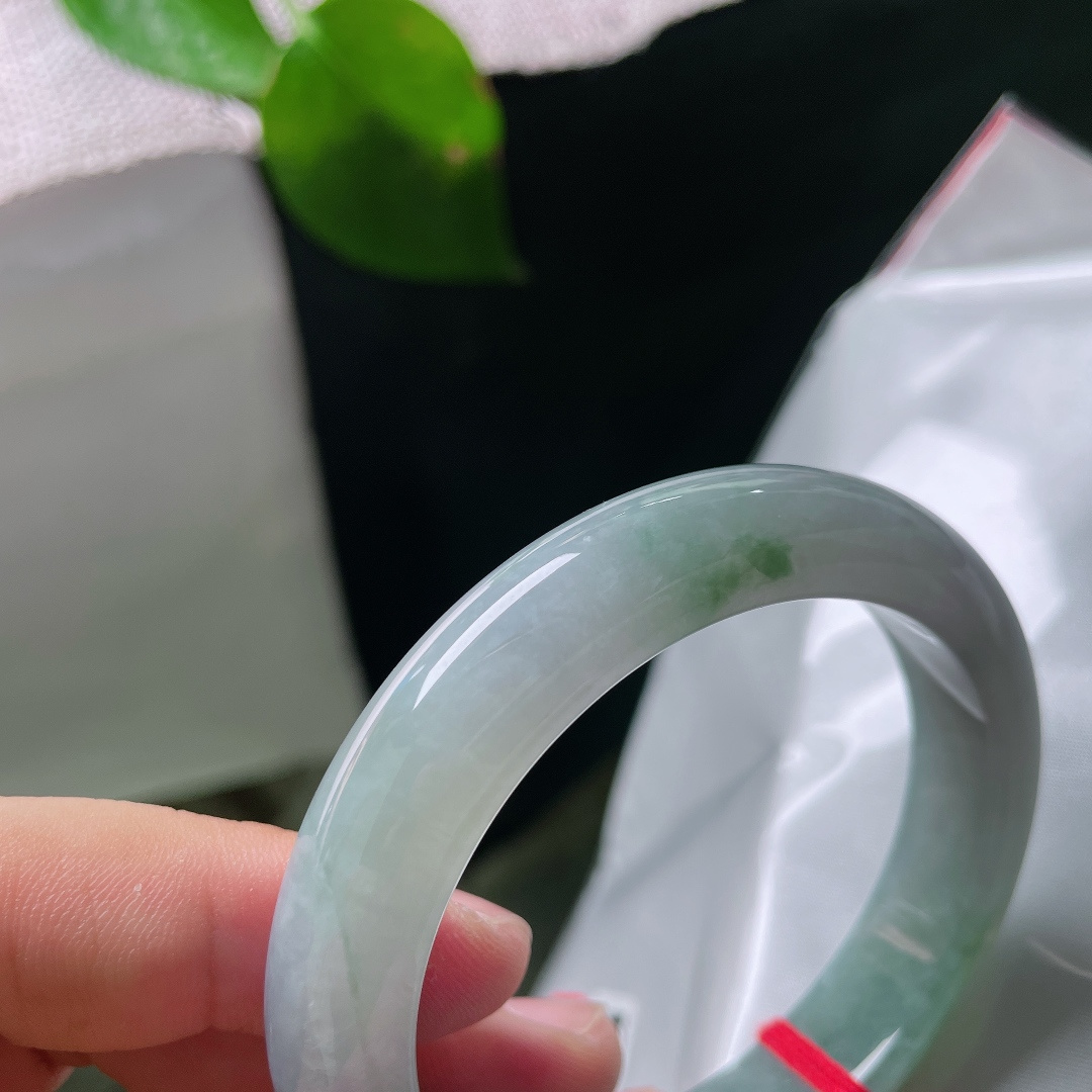 55.8/12.3/8.9，飘花正圈，晶体，飘花纤细飘逸，线条柔和自然色调均匀素雅，意境清幽淡然。ss56519a