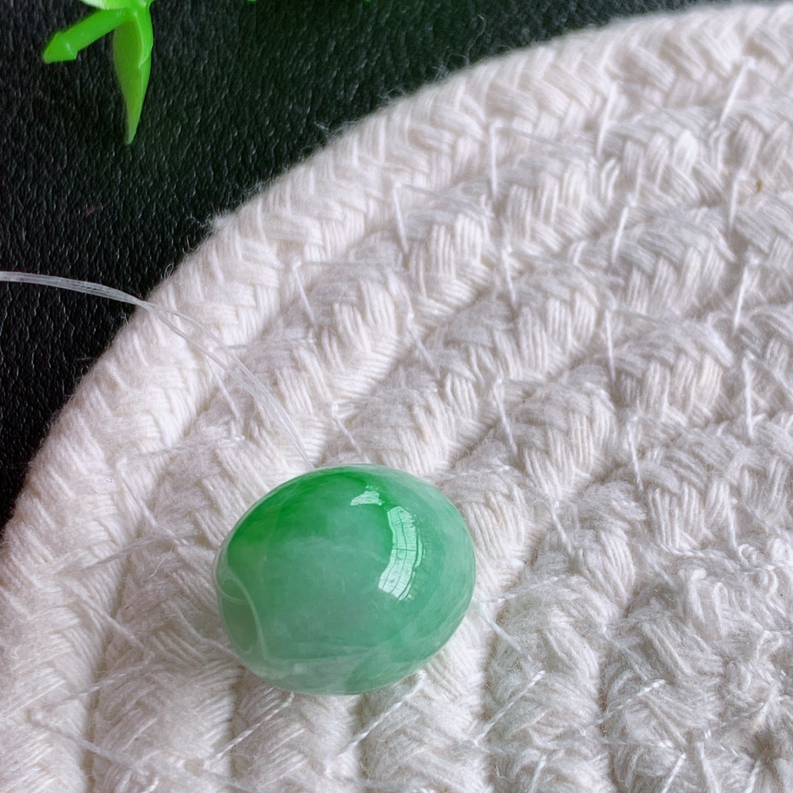 冰润飘阳绿路路通翡翠吊坠  款式新颖时尚，日常百搭的款。满满的份量感，清秀高雅，上身效果优雅迷人！性价比超值  W49.3 尺寸：14.2-13.3mm