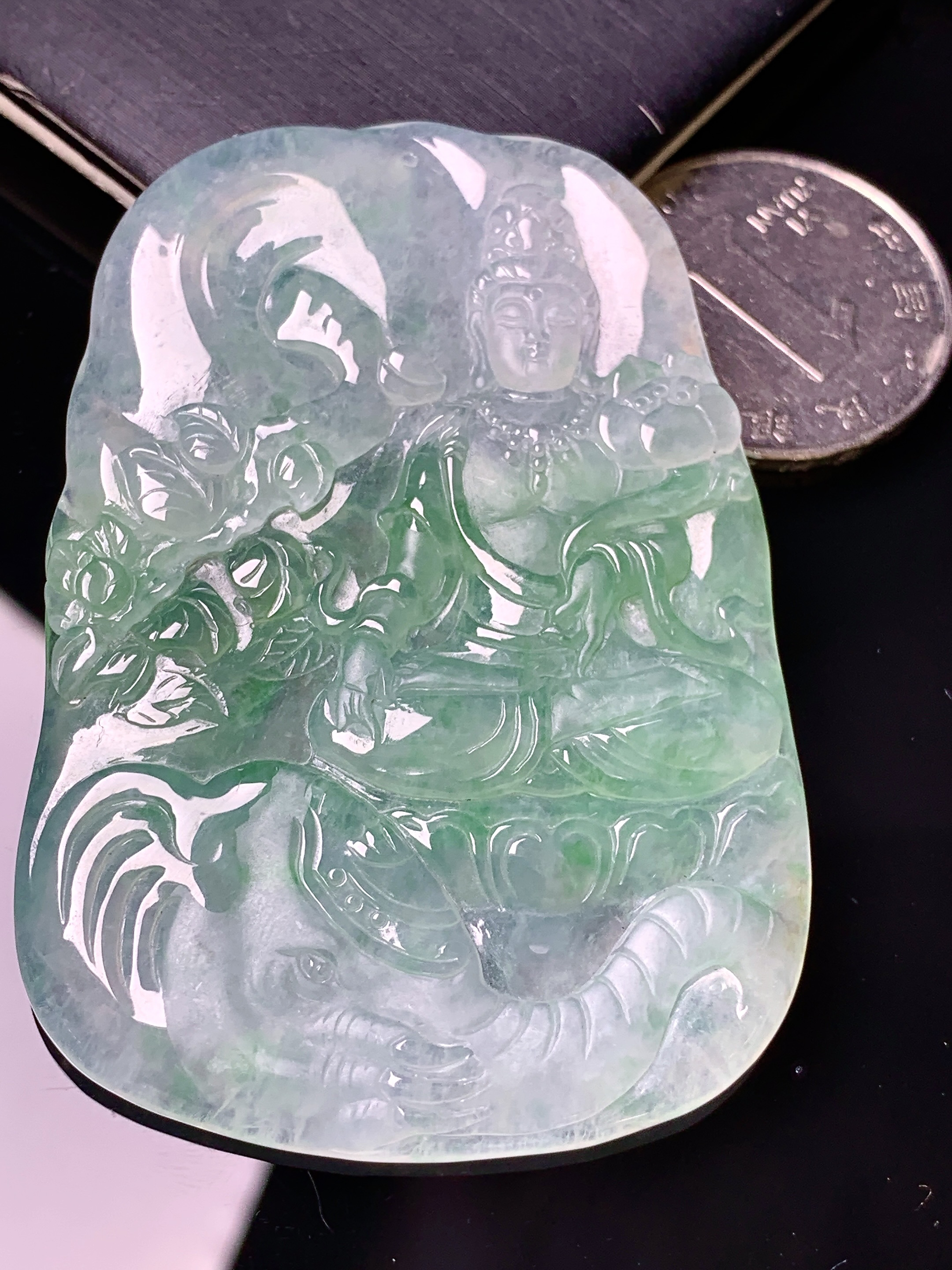 飘绿普贤观音菩萨吊坠 玉质细腻 色泽艳丽清新 水润亮眼 整体尺寸63*44.3*4.5 e6