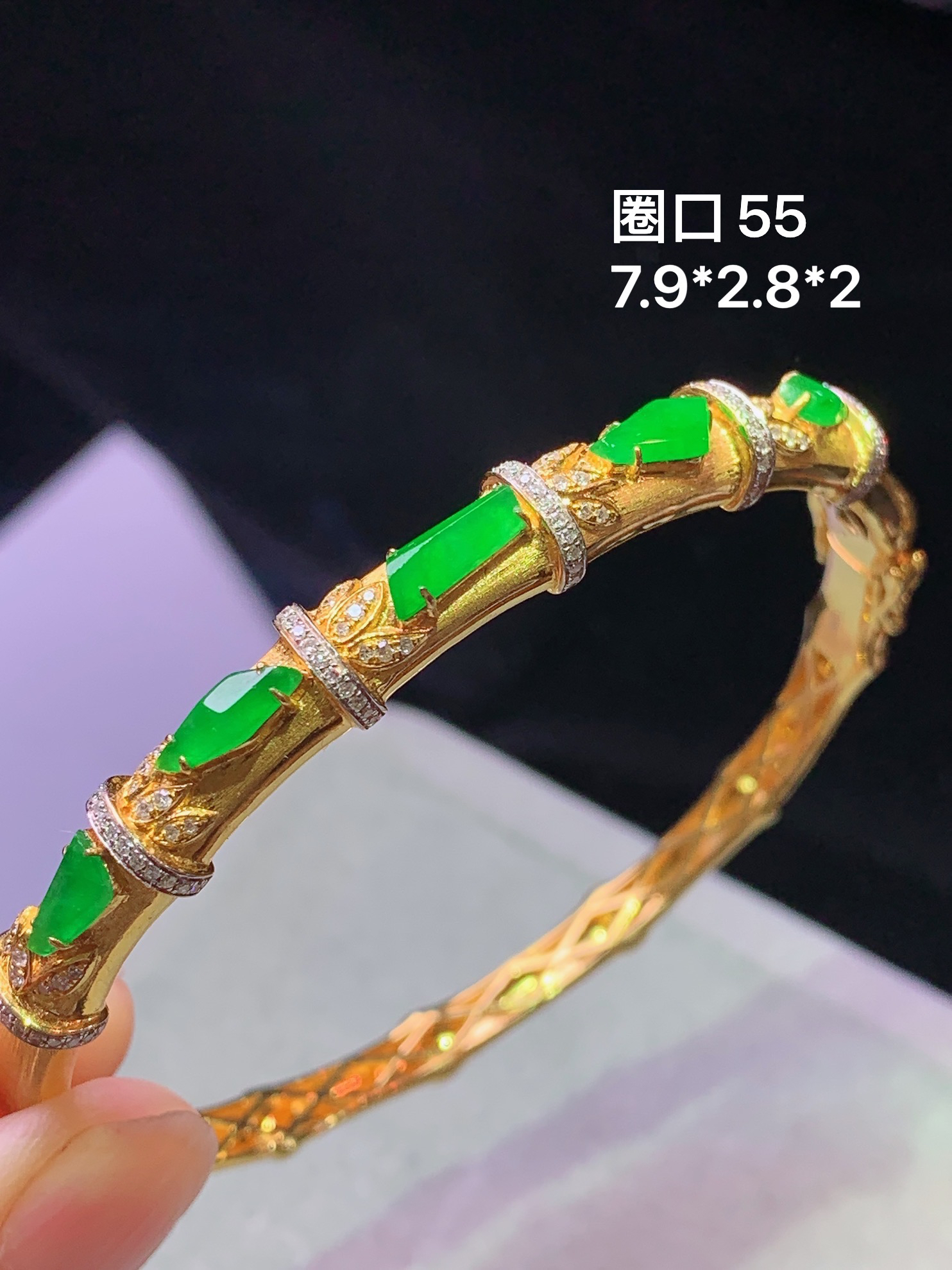 18k金钻镶嵌冰阳绿随形手镯 玉质细腻 色泽艳丽清新 水润亮眼 圈口55 整体尺寸7.9*2.8*2 m7