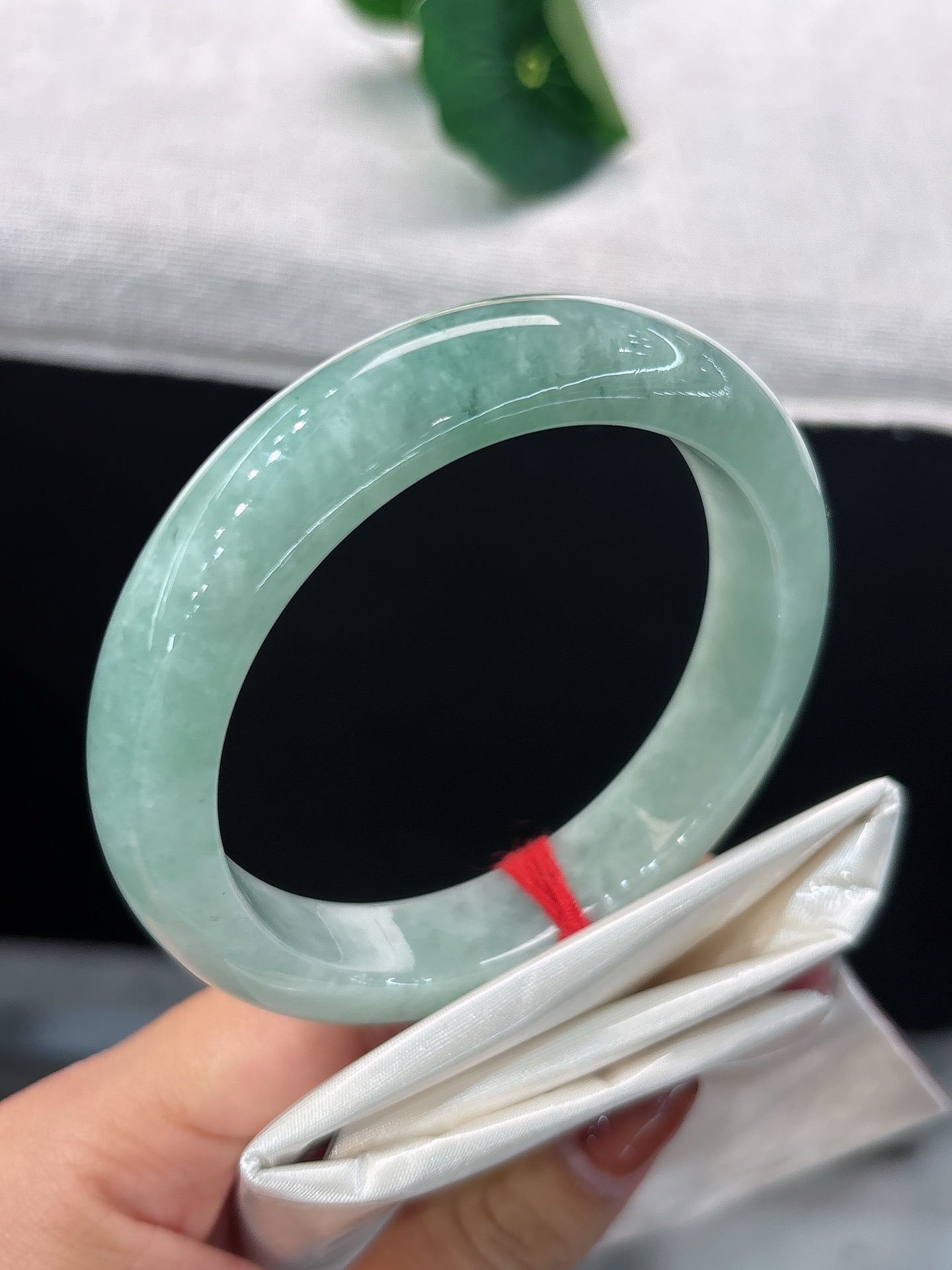 天然翡翠手镯，圈口58/12.7/9.7，正圈满抹浅湖绿，温润莹亮，似一汪春水凝于腕间，自带悠然清雅之韵，无裂