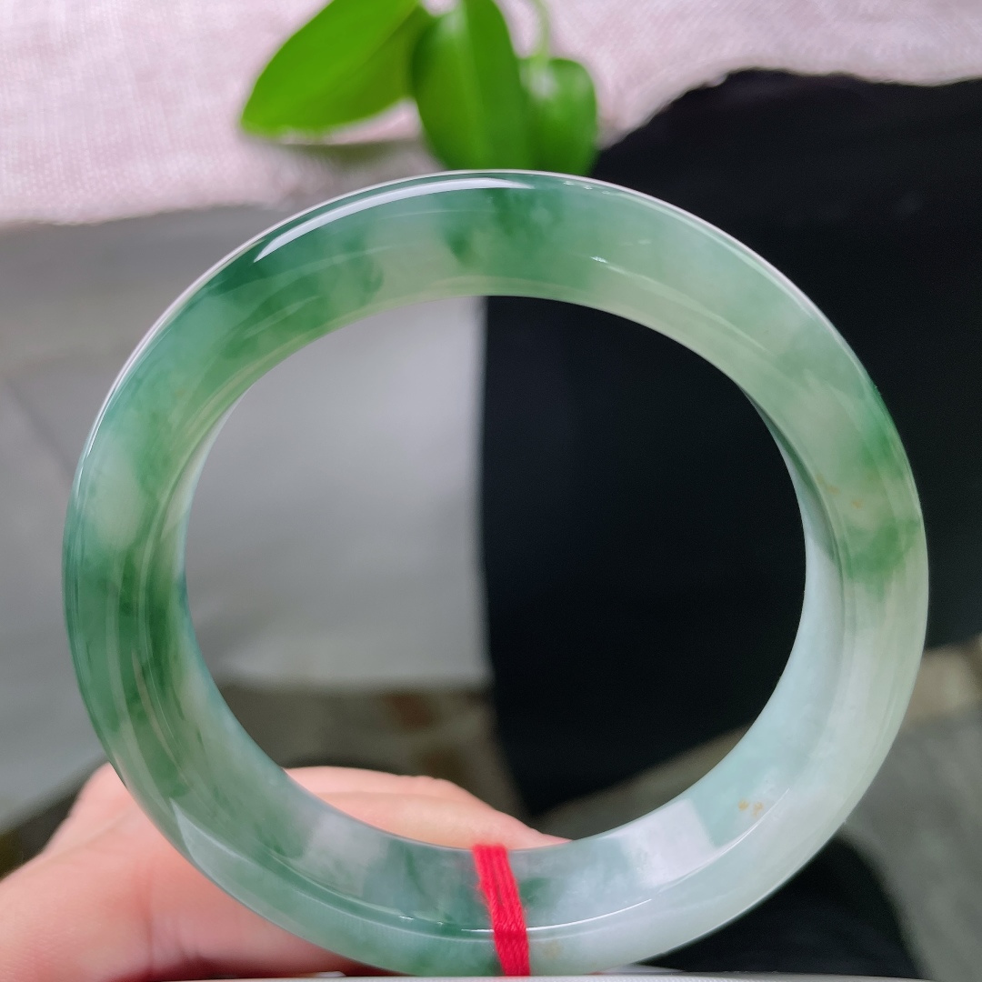 53.5/11.9/7.9，湖水绿正圈，飘花灵动飘逸，种老，一抹红翡鸿运当头，无裂，ss59431a